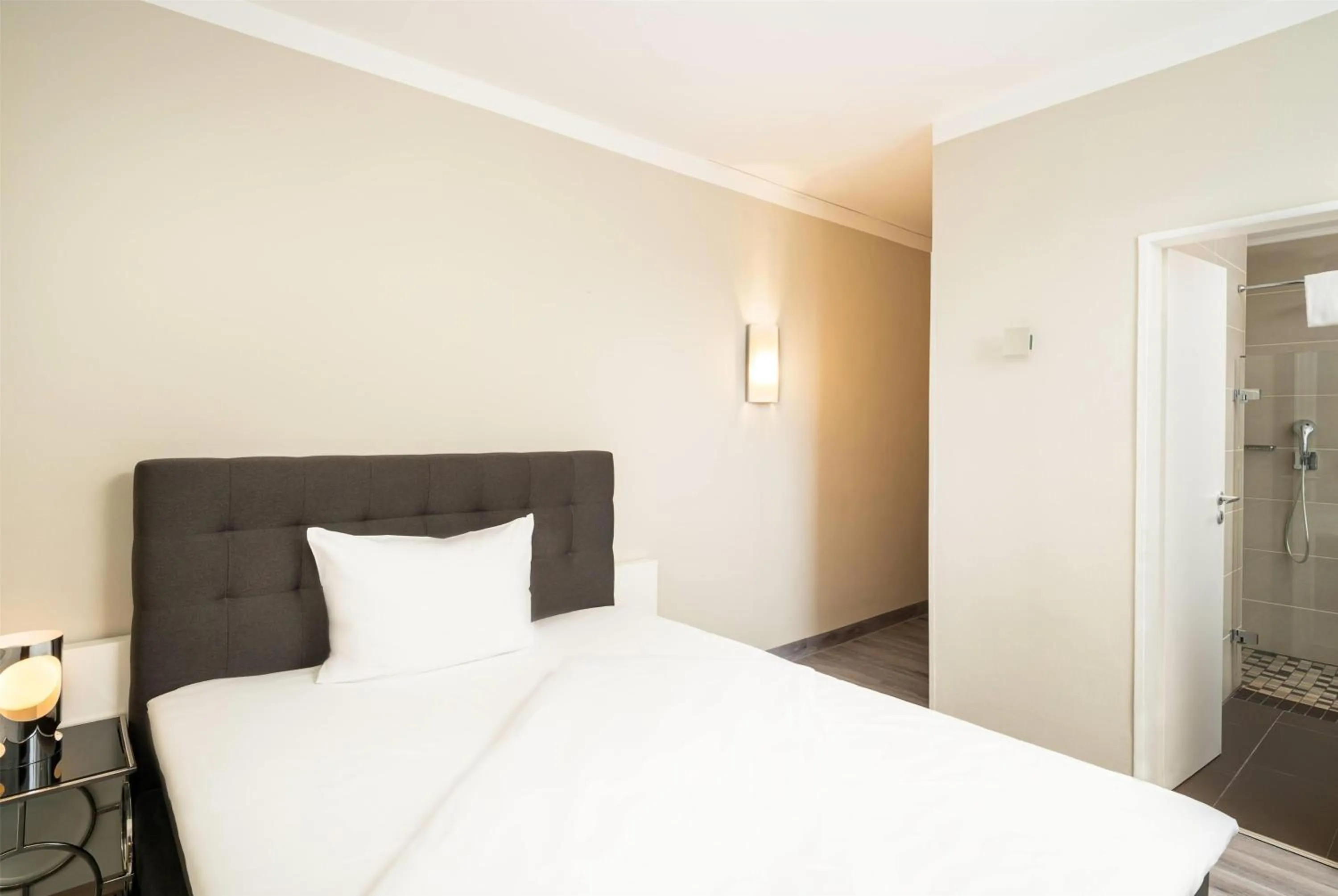 Photo of the whole room, Bed in elaya hotel hannover city, Trademark by Wyndham