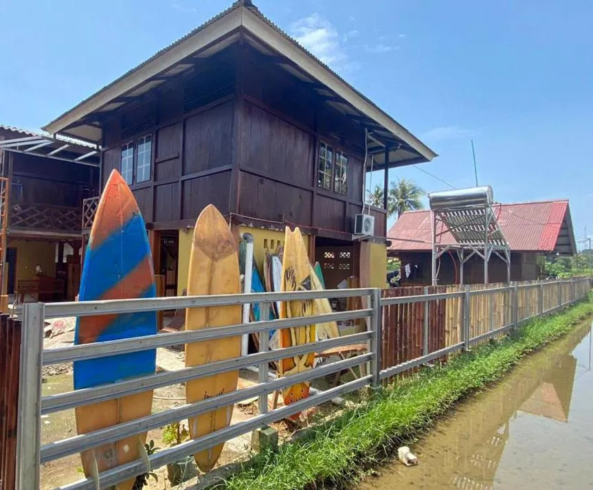 Property building in Arya's Surf Camp Cimaja