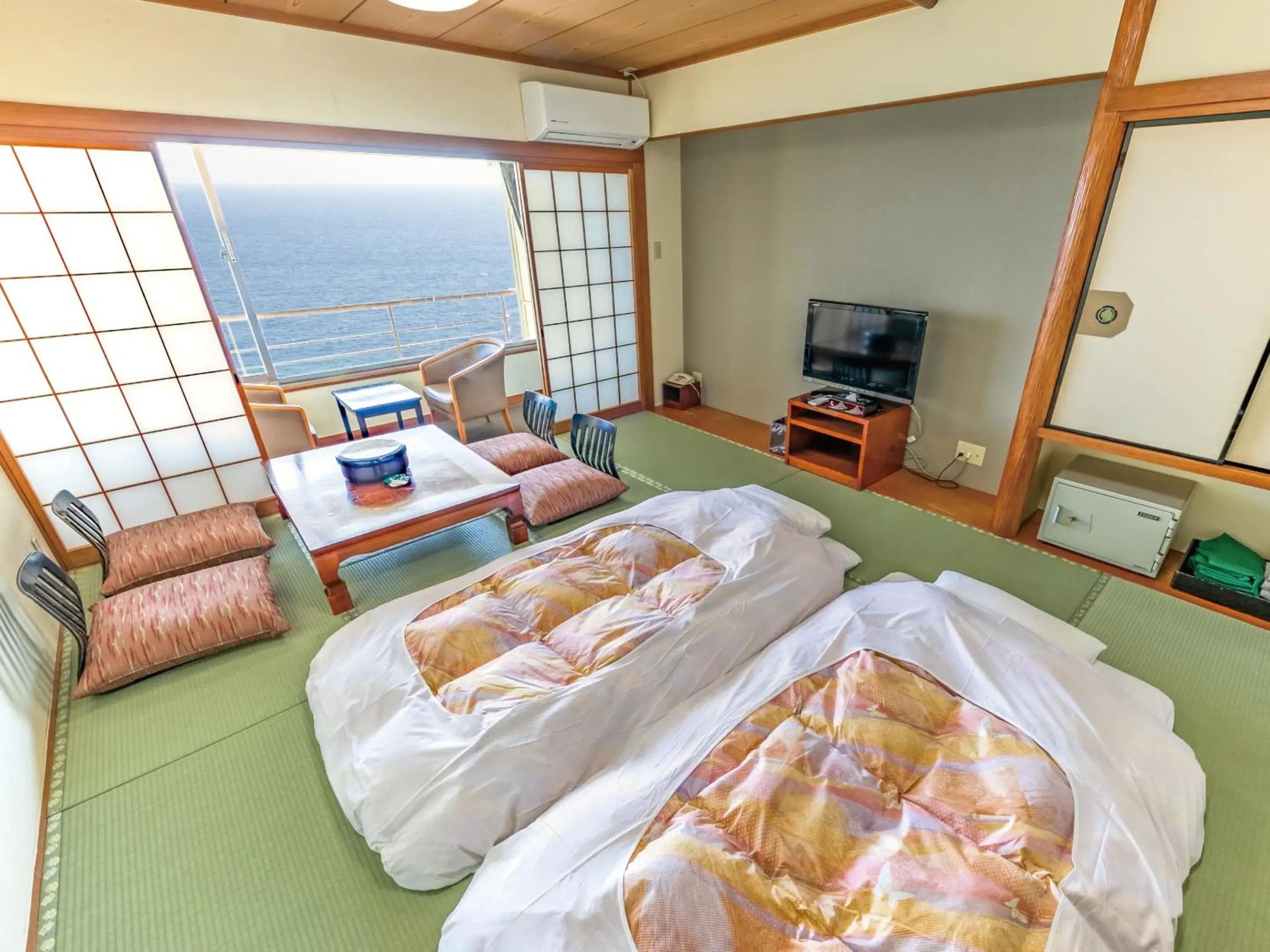 Photo of the whole room, Bed in Atagawa Onsen Blue Ocean Photo of the whole room, Bed in Atagawa Onsen Blue Ocean