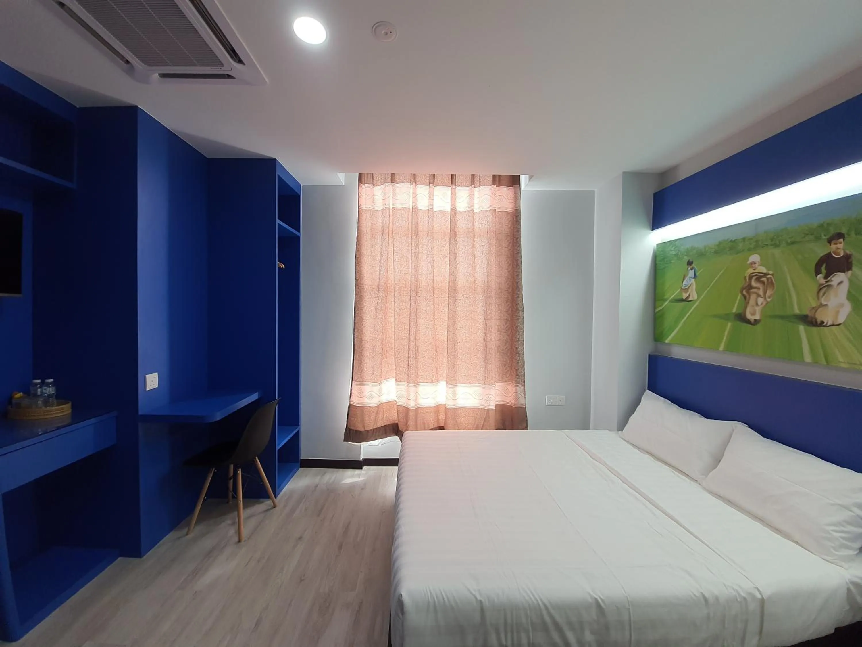 Bed in PARADIAN HOTEL