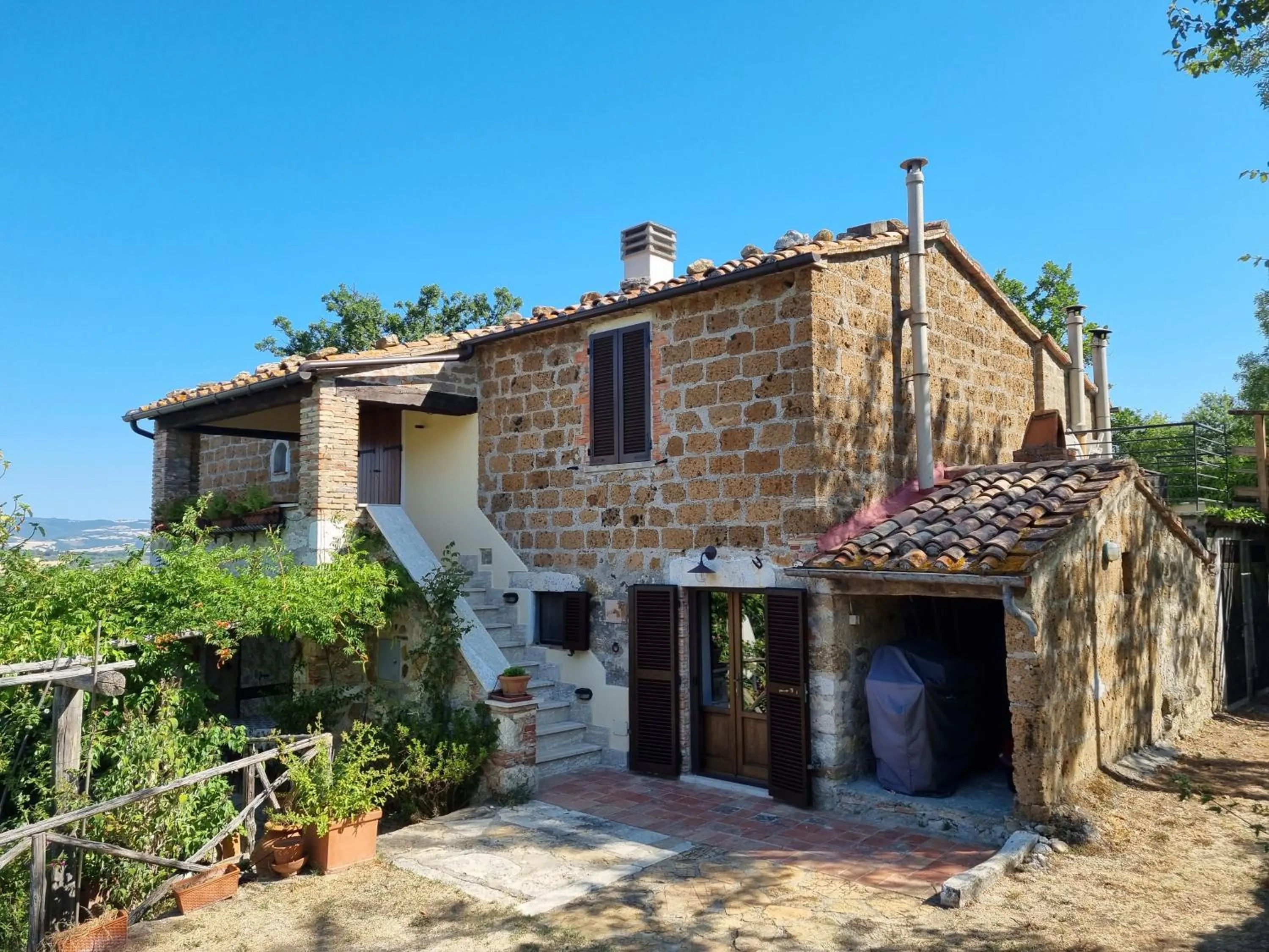 Property building in Le Querciolaie Monte Cavallo - upper apartment