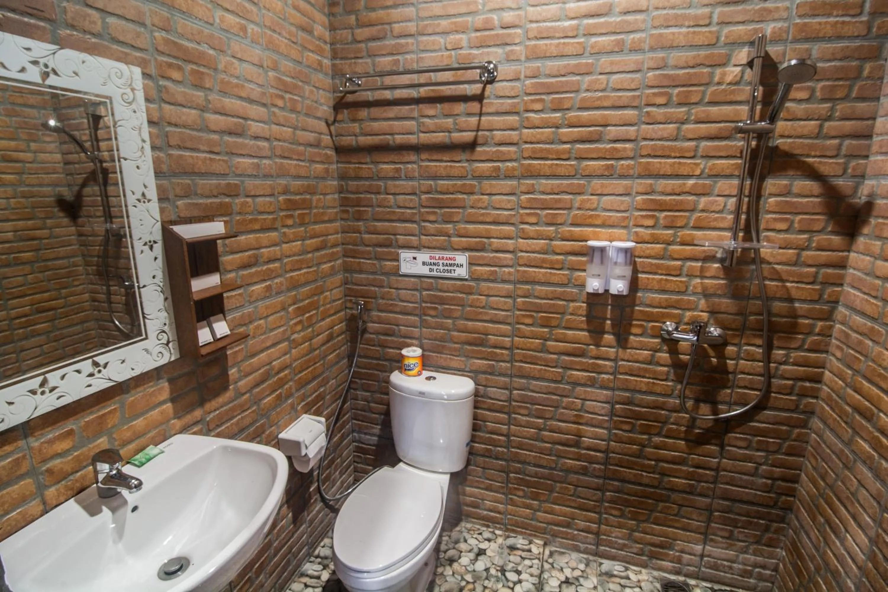 Bathroom in The Garuda Homestay Sanur