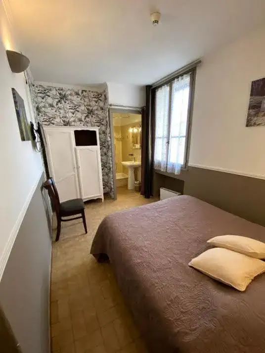 Double Room in Hôtel Restaurant Le Saint Gillois Double Room in Hôtel Restaurant Le Saint Gillois