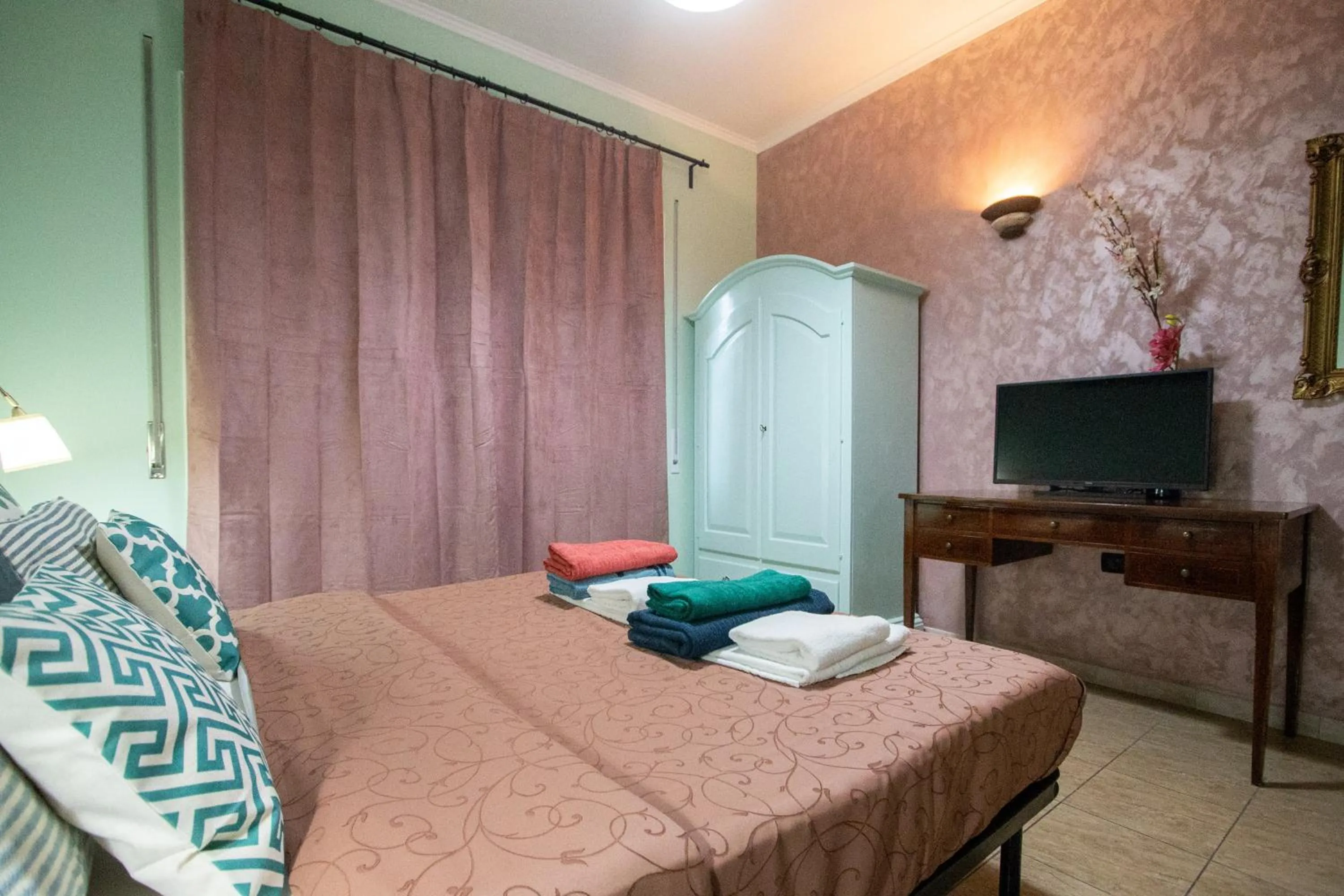 Communal lounge/ TV room, Bed in B&B Colorful Suite Yard