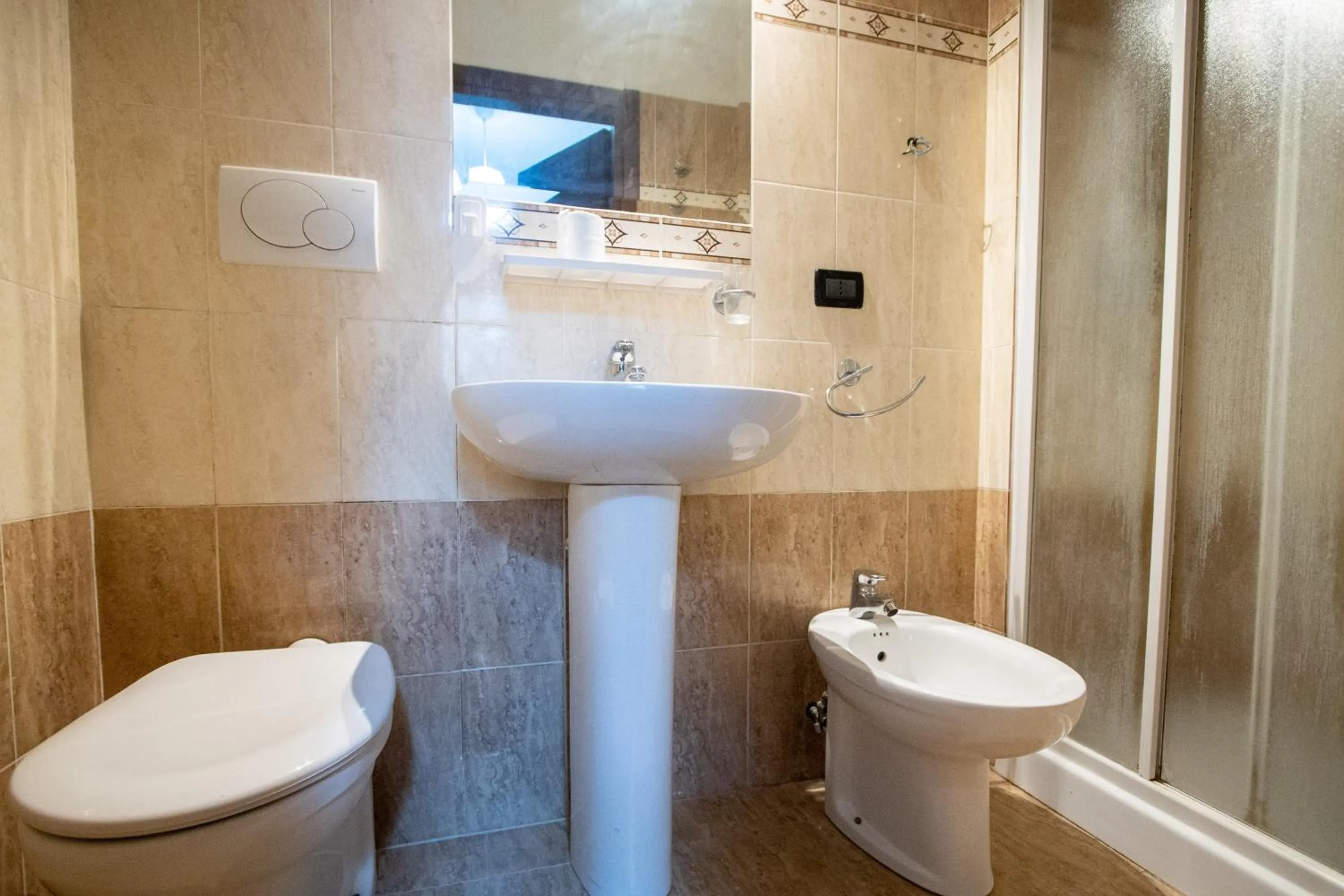 Shower in B&B Colorful Suite Yard