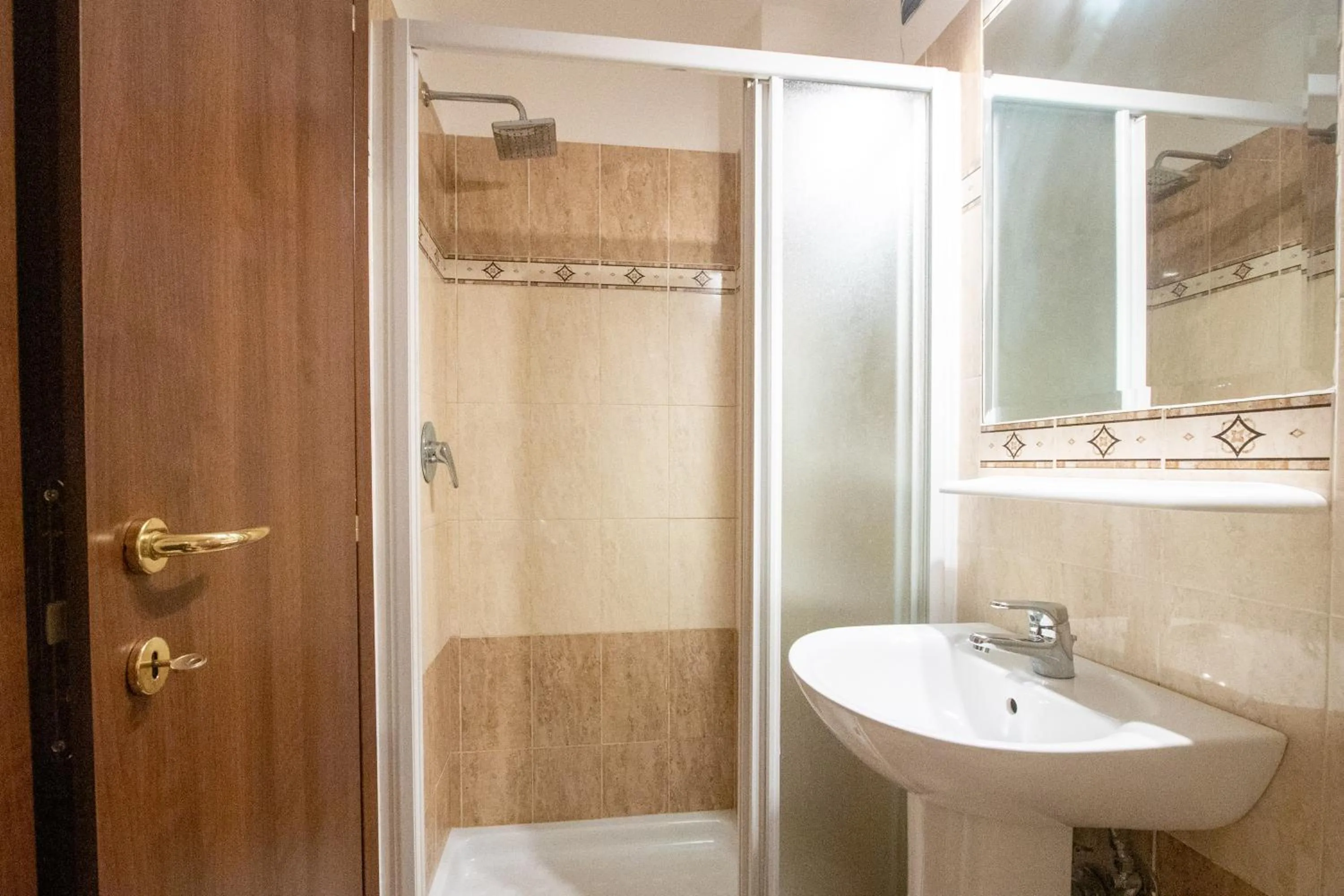 Shower in B&B Colorful Suite Yard