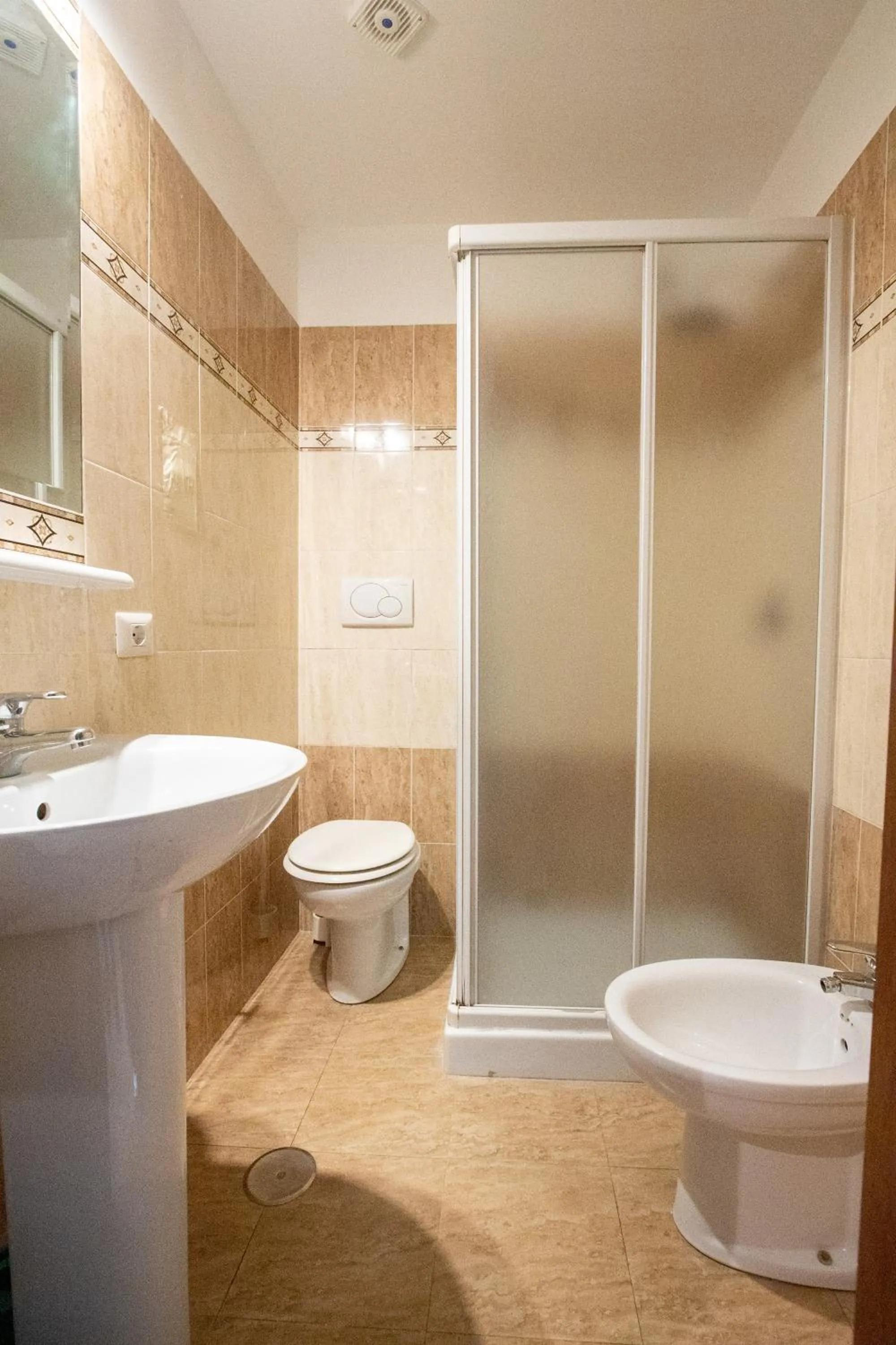 Shower in B&B Colorful Suite Yard