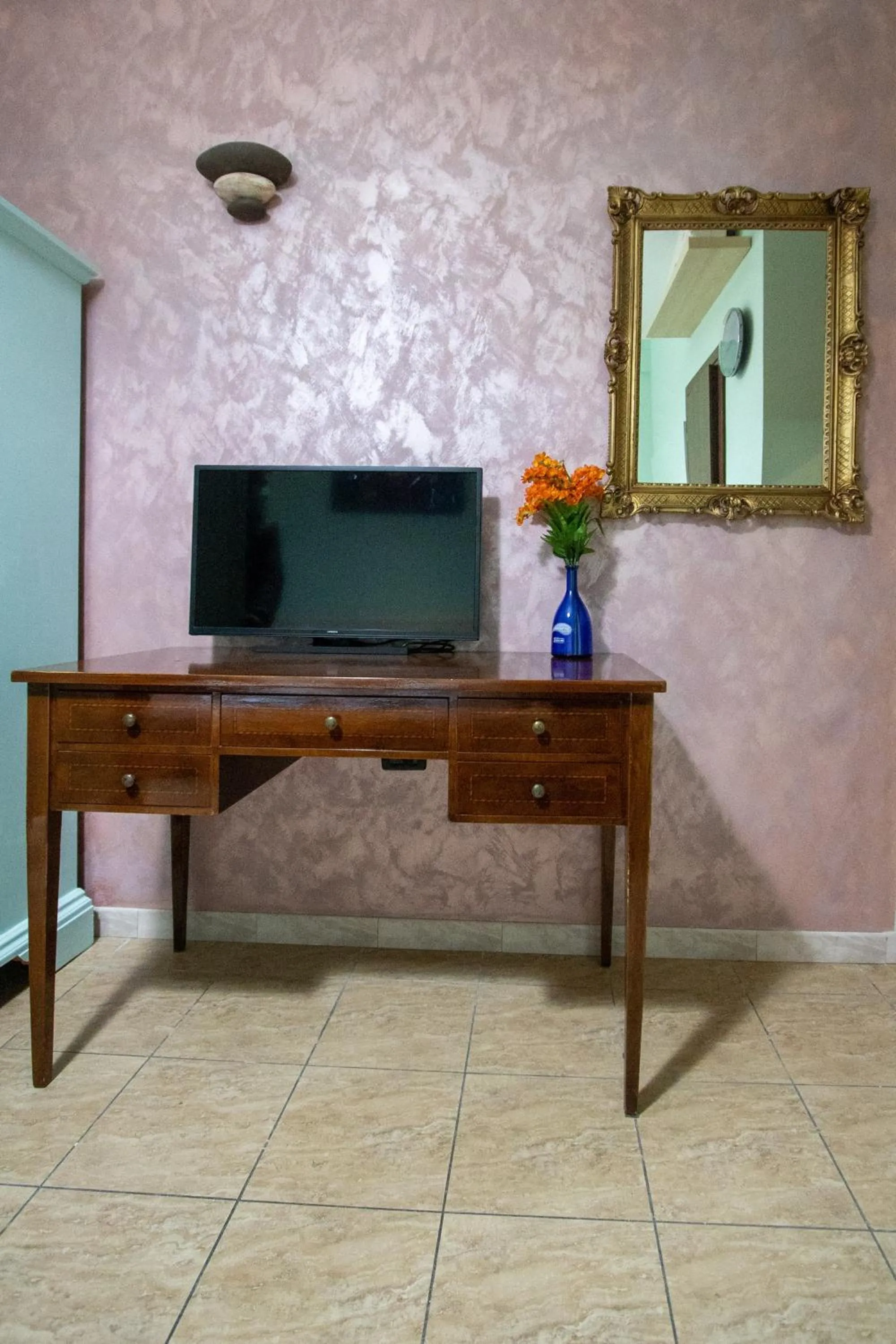 Communal lounge/ TV room in B&B Colorful Suite Yard