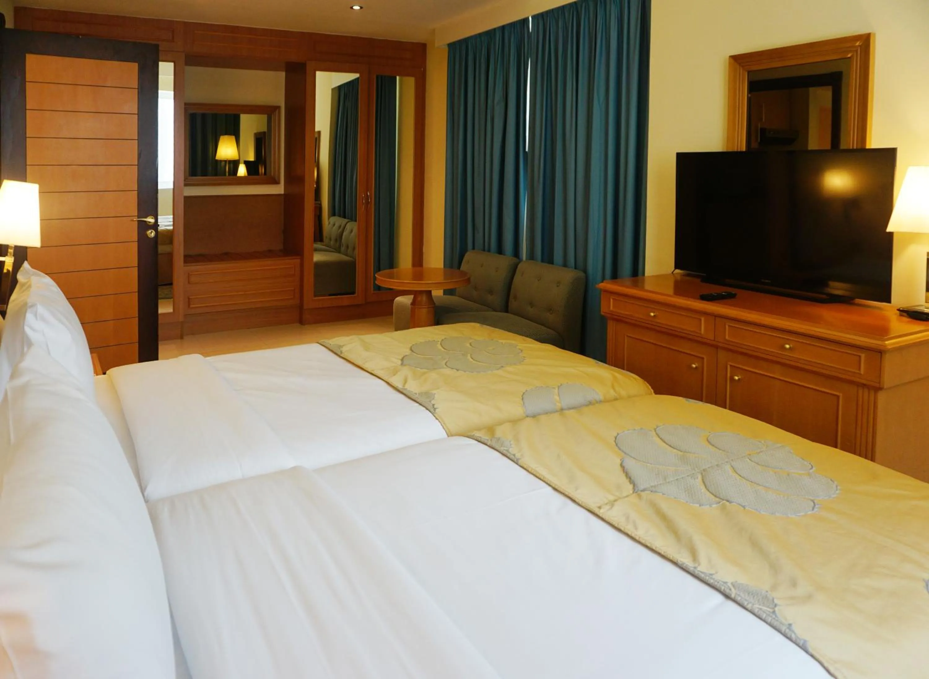 TV and multimedia, Bed in Golden Tulip Sharjah