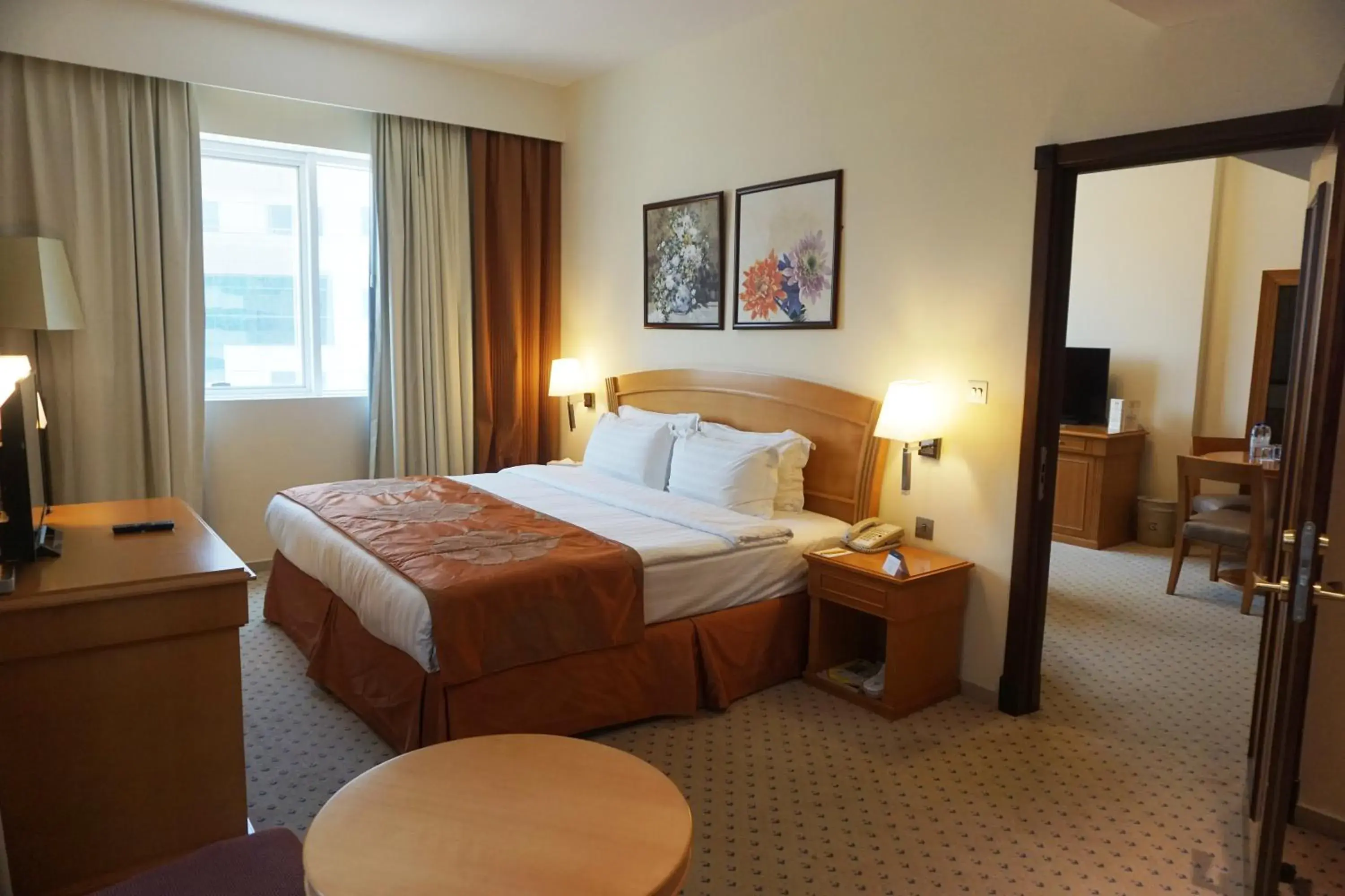 Bedroom, Bed in Golden Tulip Sharjah Bedroom, Bed in Golden Tulip Sharjah