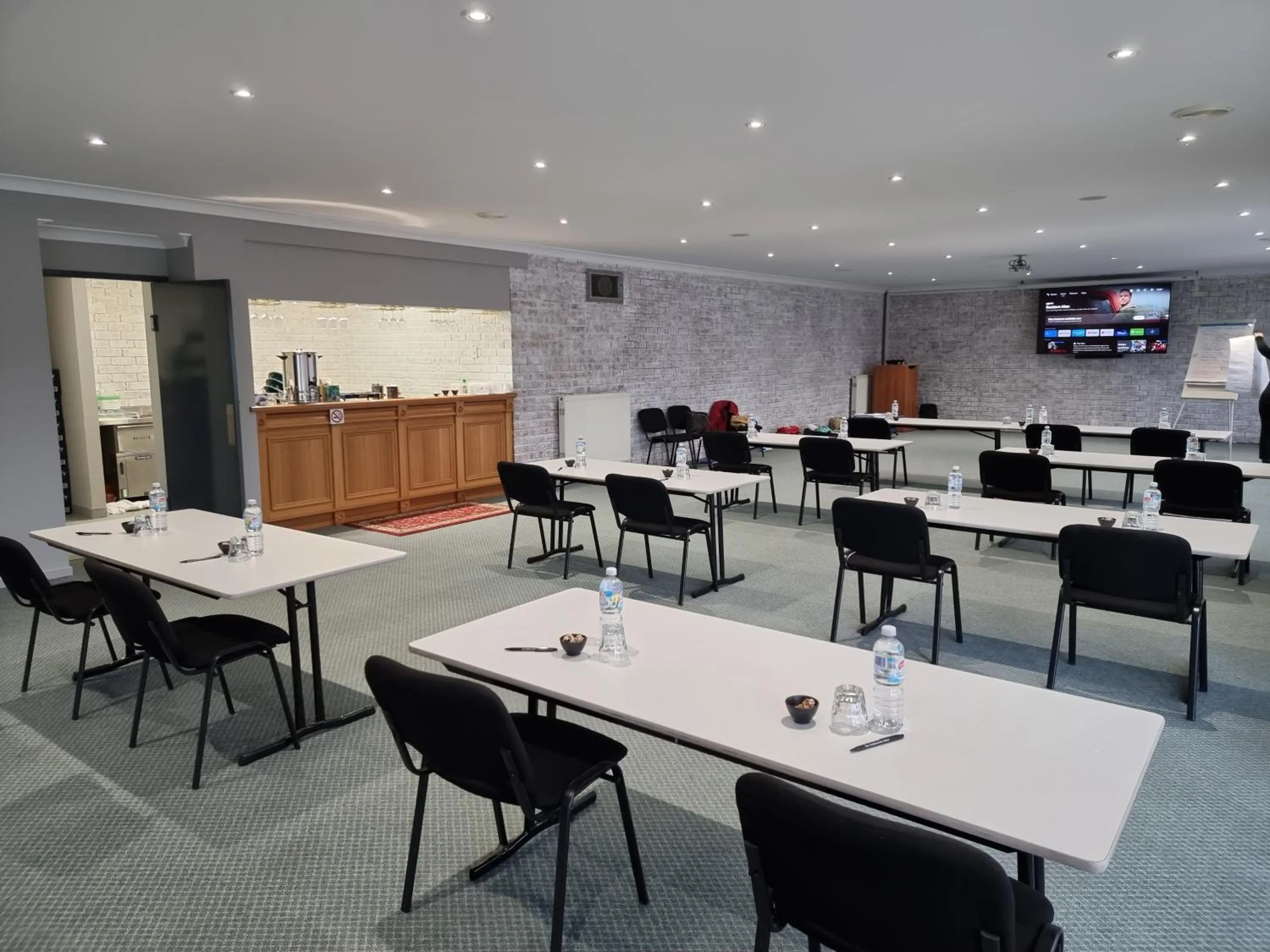 TV and multimedia in Tumbarumba Motel & Elms Restaurant