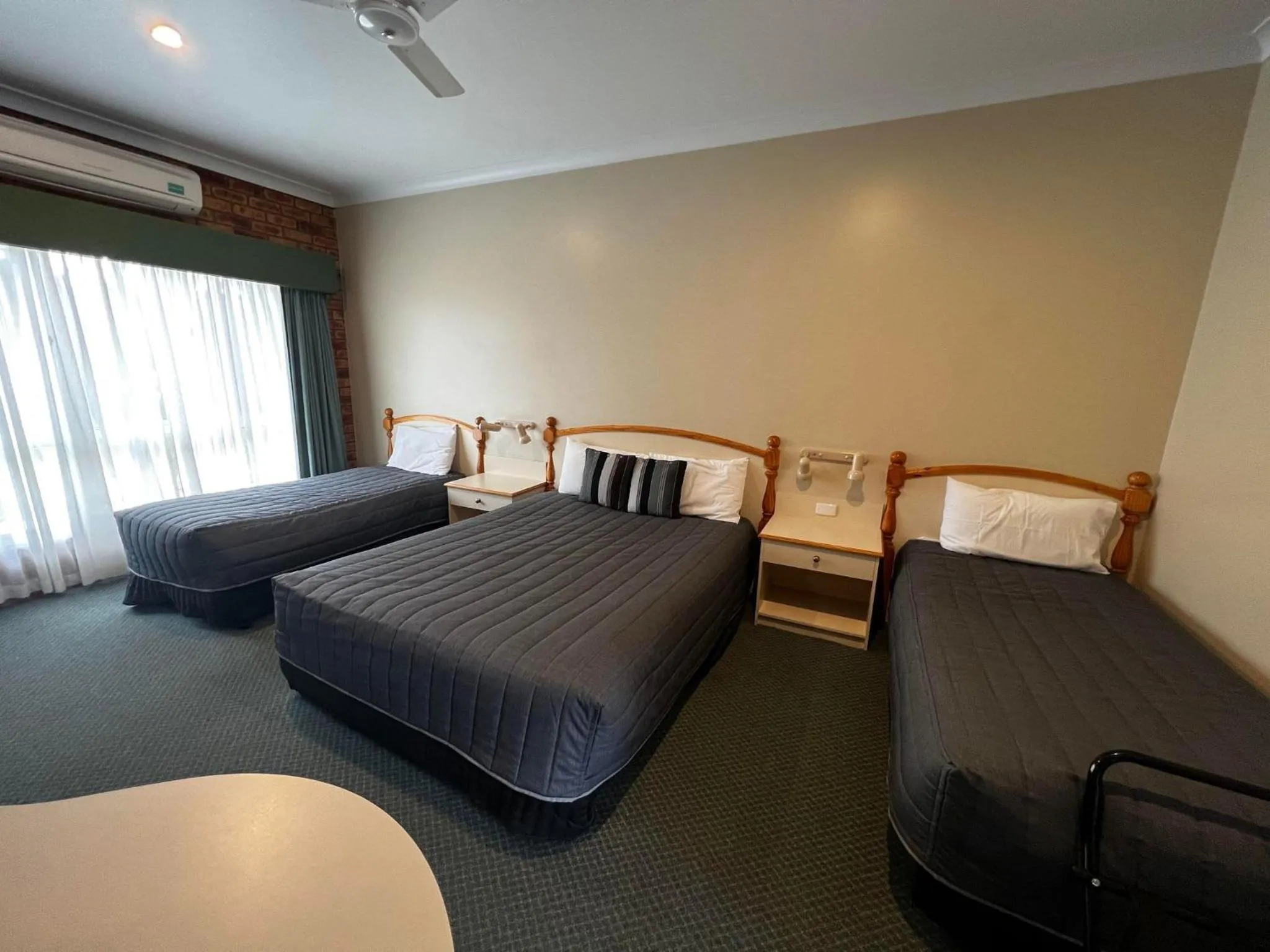 Bed in Tumbarumba Motel & Elms Restaurant