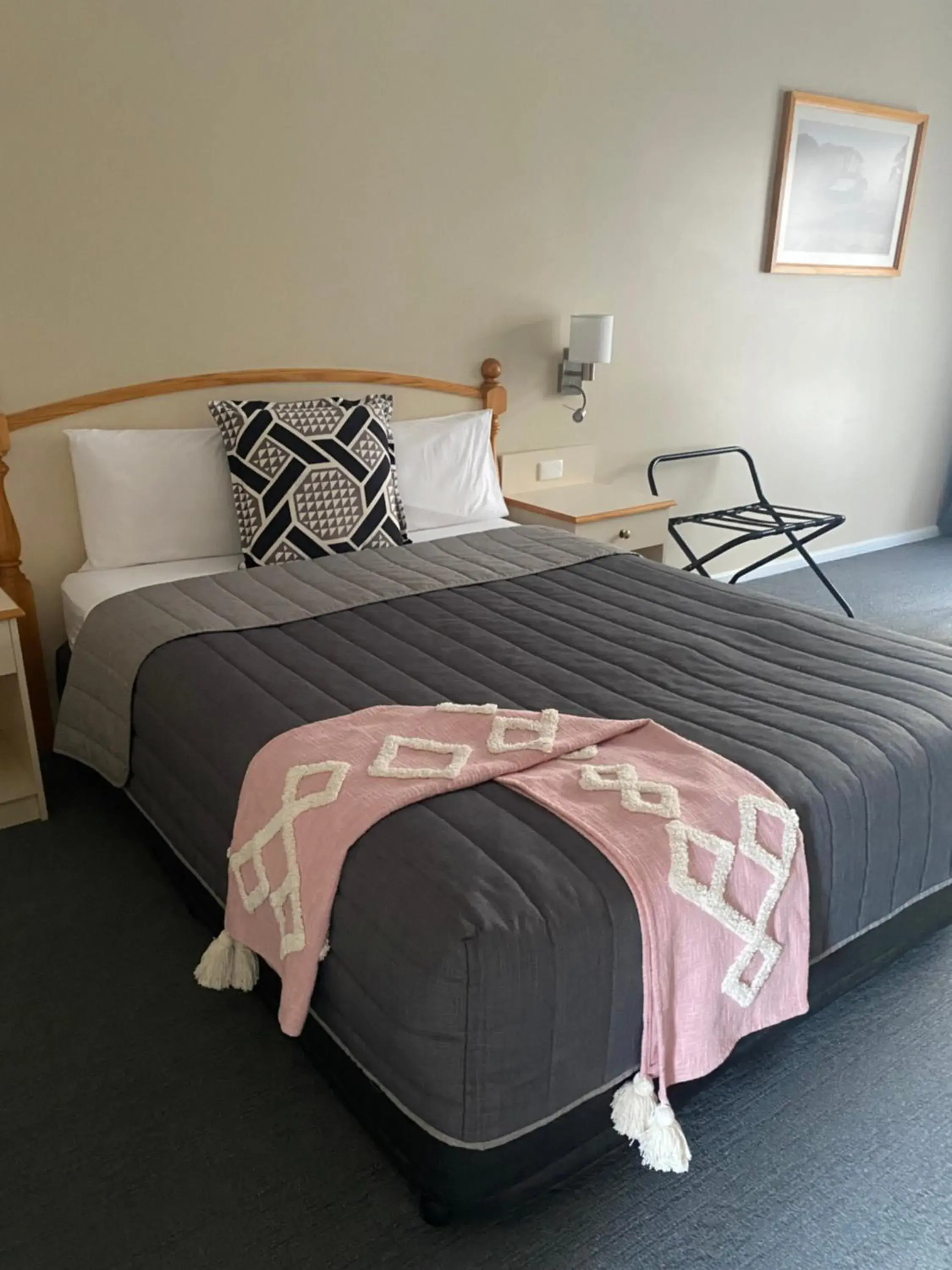 Standard Queen Room - single occupancy in Tumbarumba Motel & Elms Restaurant Standard Queen Room - single occupancy in Tumbarumba Motel & Elms Restaurant