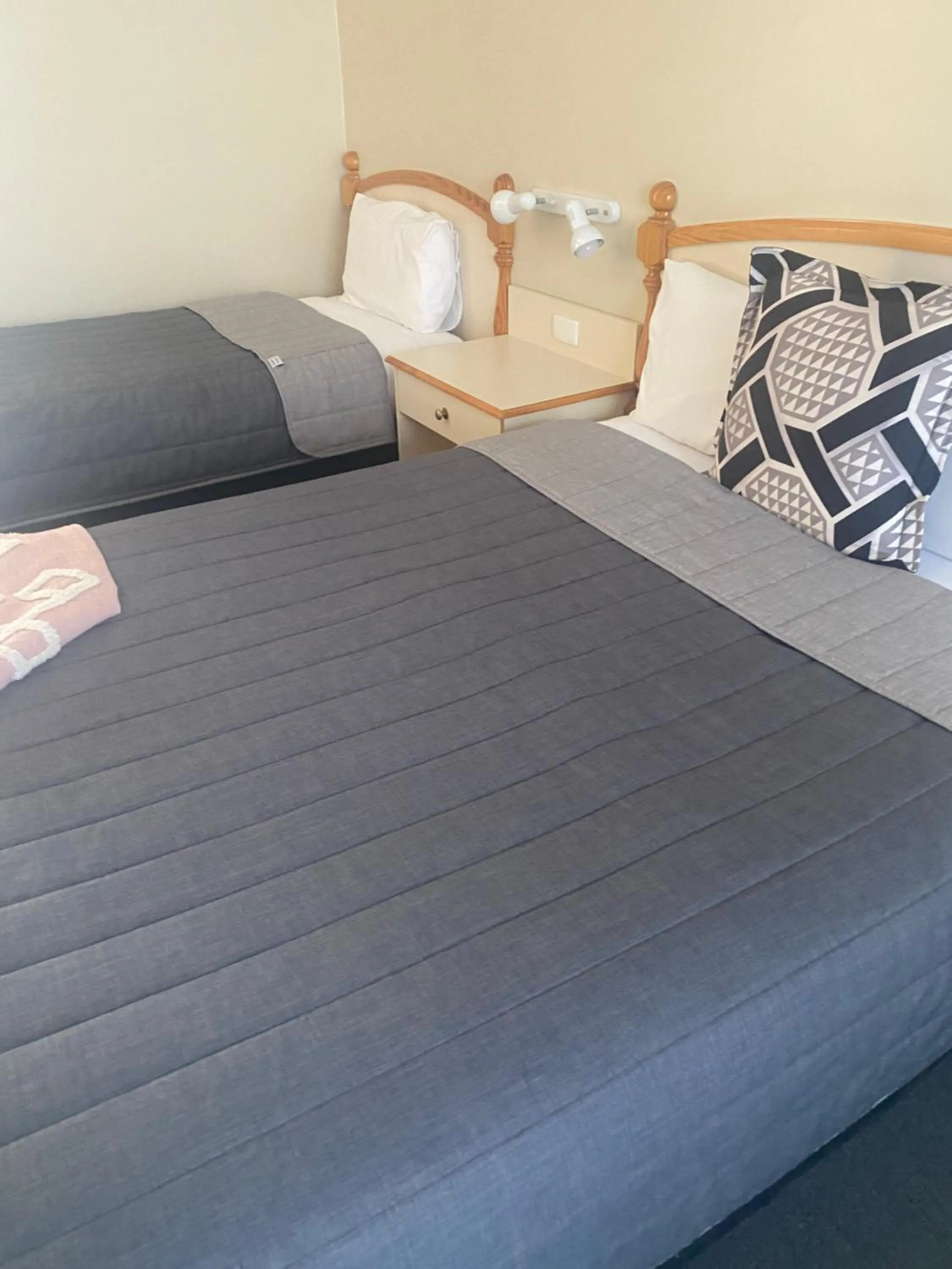 Bed in Tumbarumba Motel & Elms Restaurant