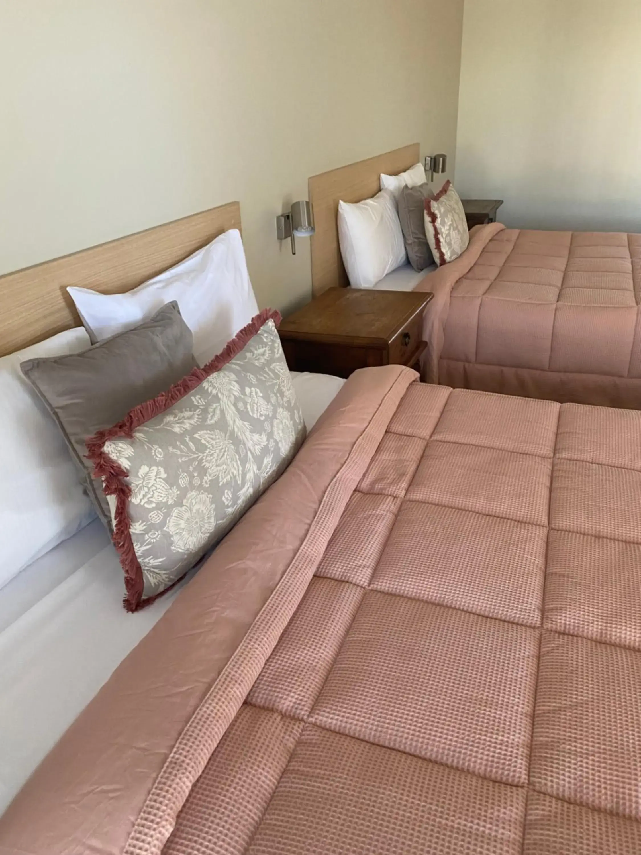 Deluxe Queen Room with Two Queen Beds - single occupancy in Tumbarumba Motel & Elms Restaurant Deluxe Queen Room with Two Queen Beds - single occupancy in Tumbarumba Motel & Elms Restaurant