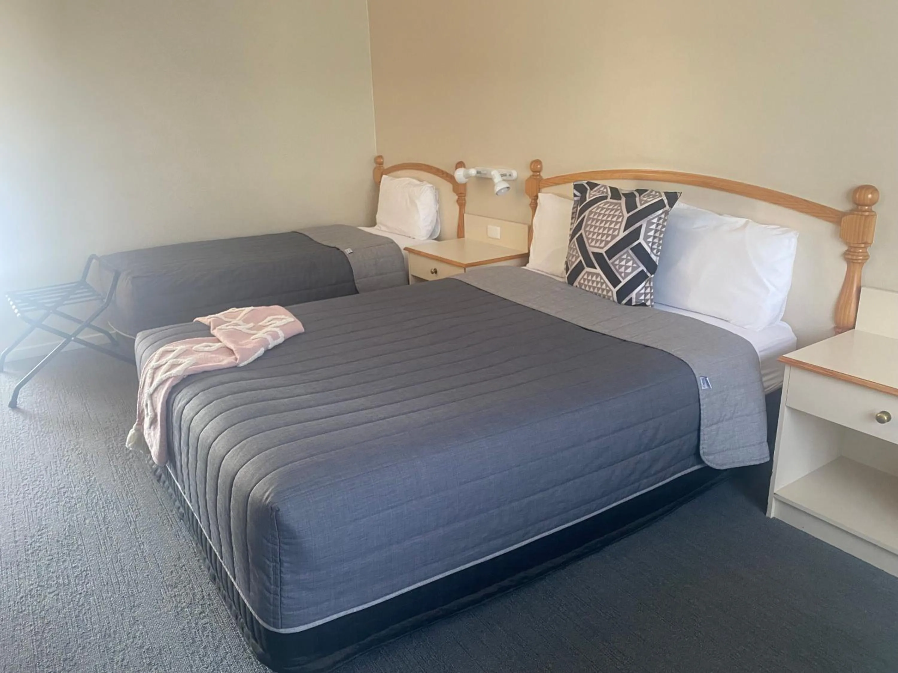 Bed in Tumbarumba Motel & Elms Restaurant