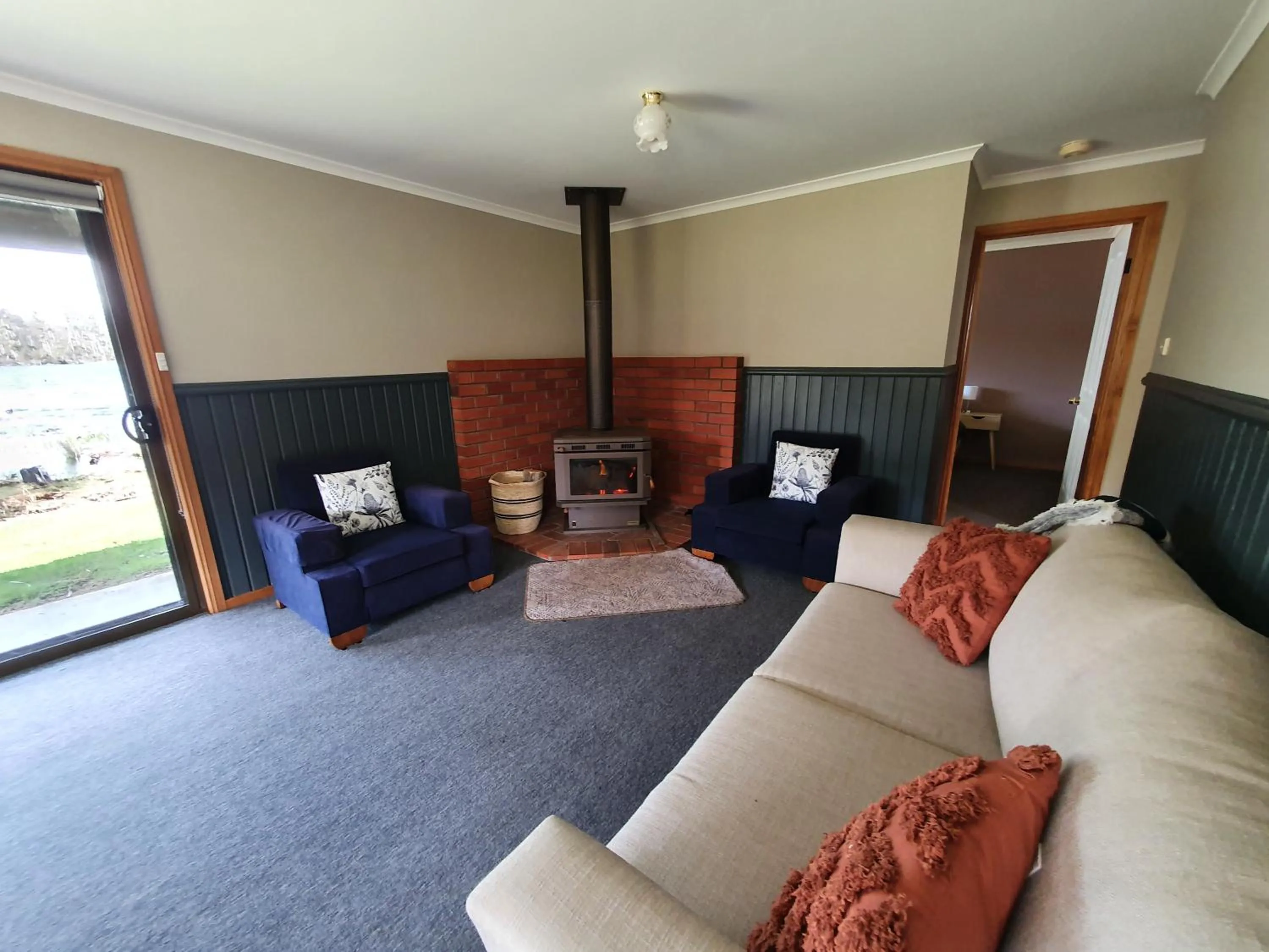 Living room in Lake Yalleena Nature Retreat