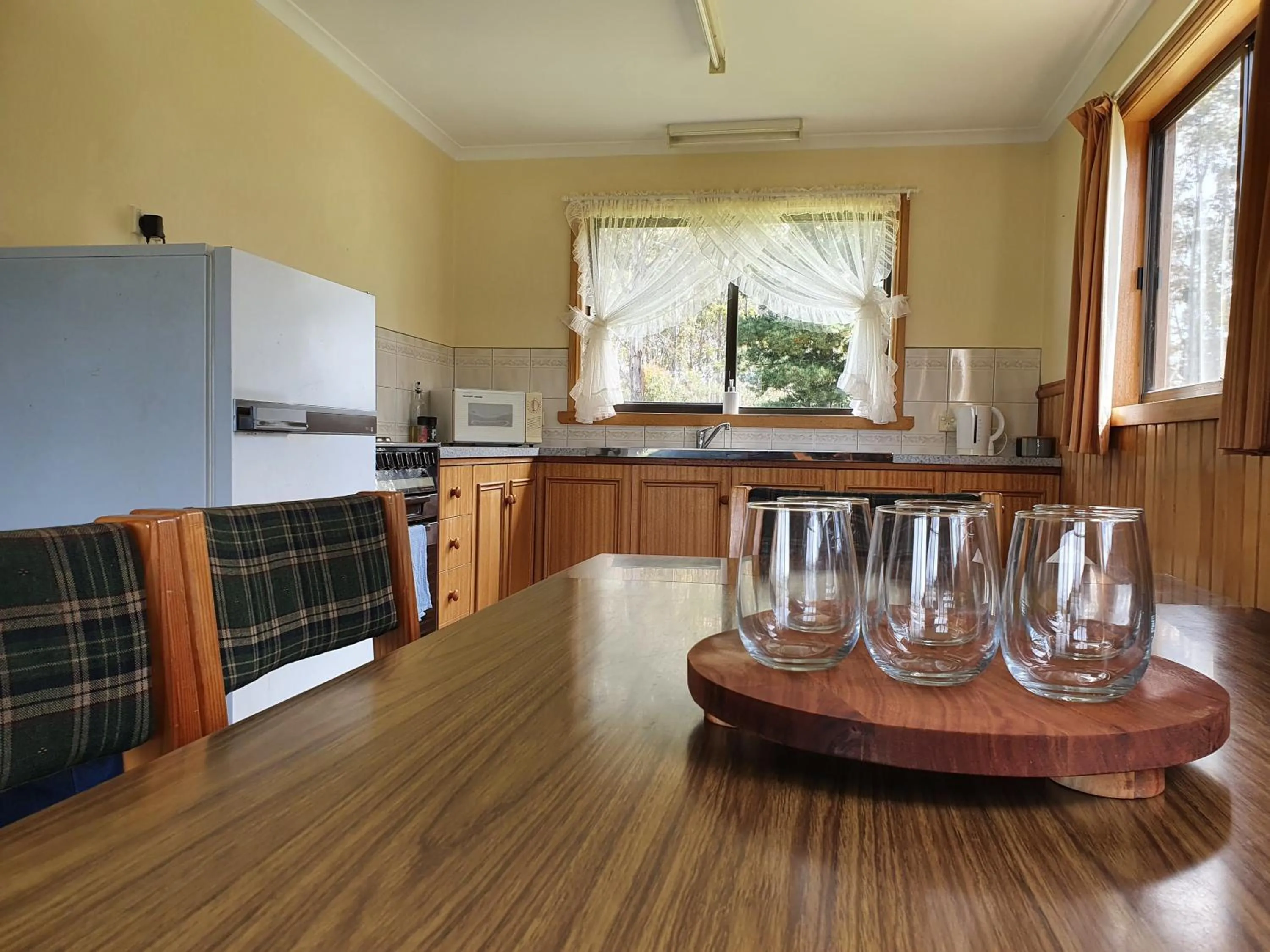 Kitchen or kitchenette in Lake Yalleena Nature Retreat