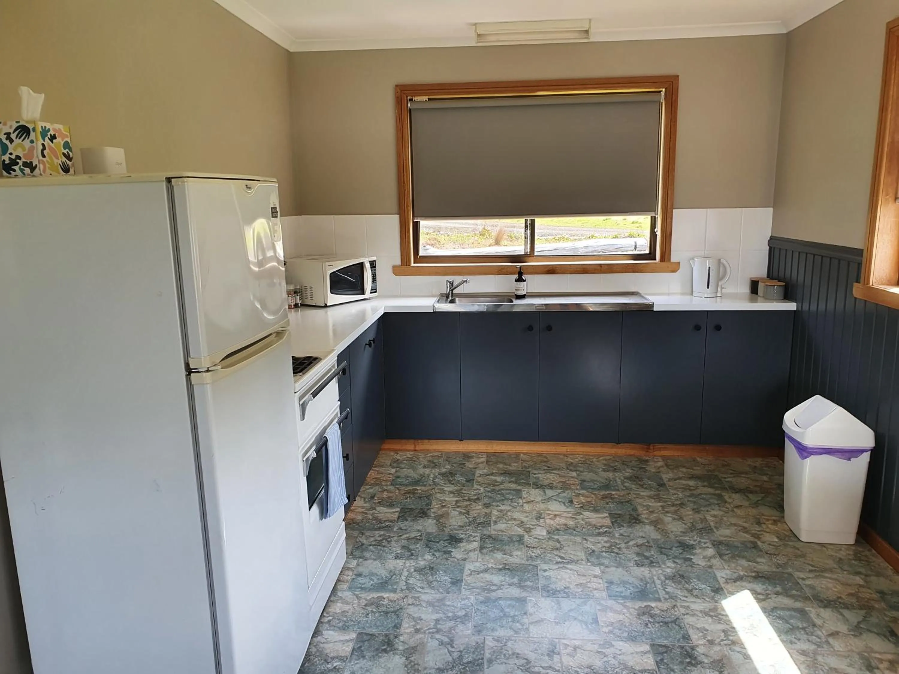Kitchen or kitchenette in Lake Yalleena Nature Retreat