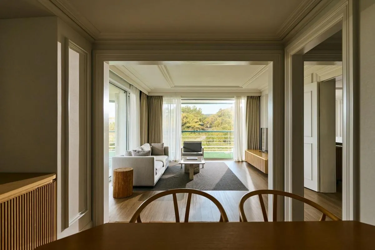 Photo of the whole room in Grand Josun Jeju