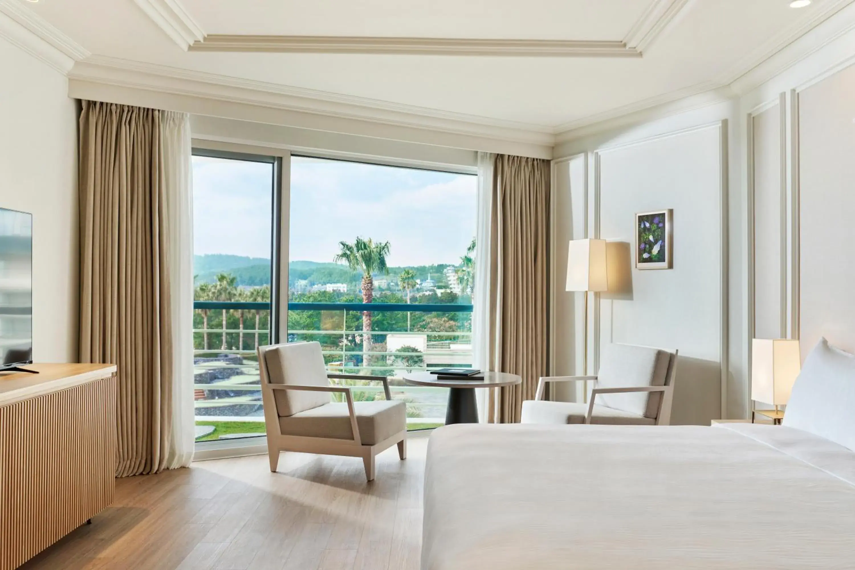 Photo of the whole room, Bed in Grand Josun Jeju Photo of the whole room, Bed in Grand Josun Jeju