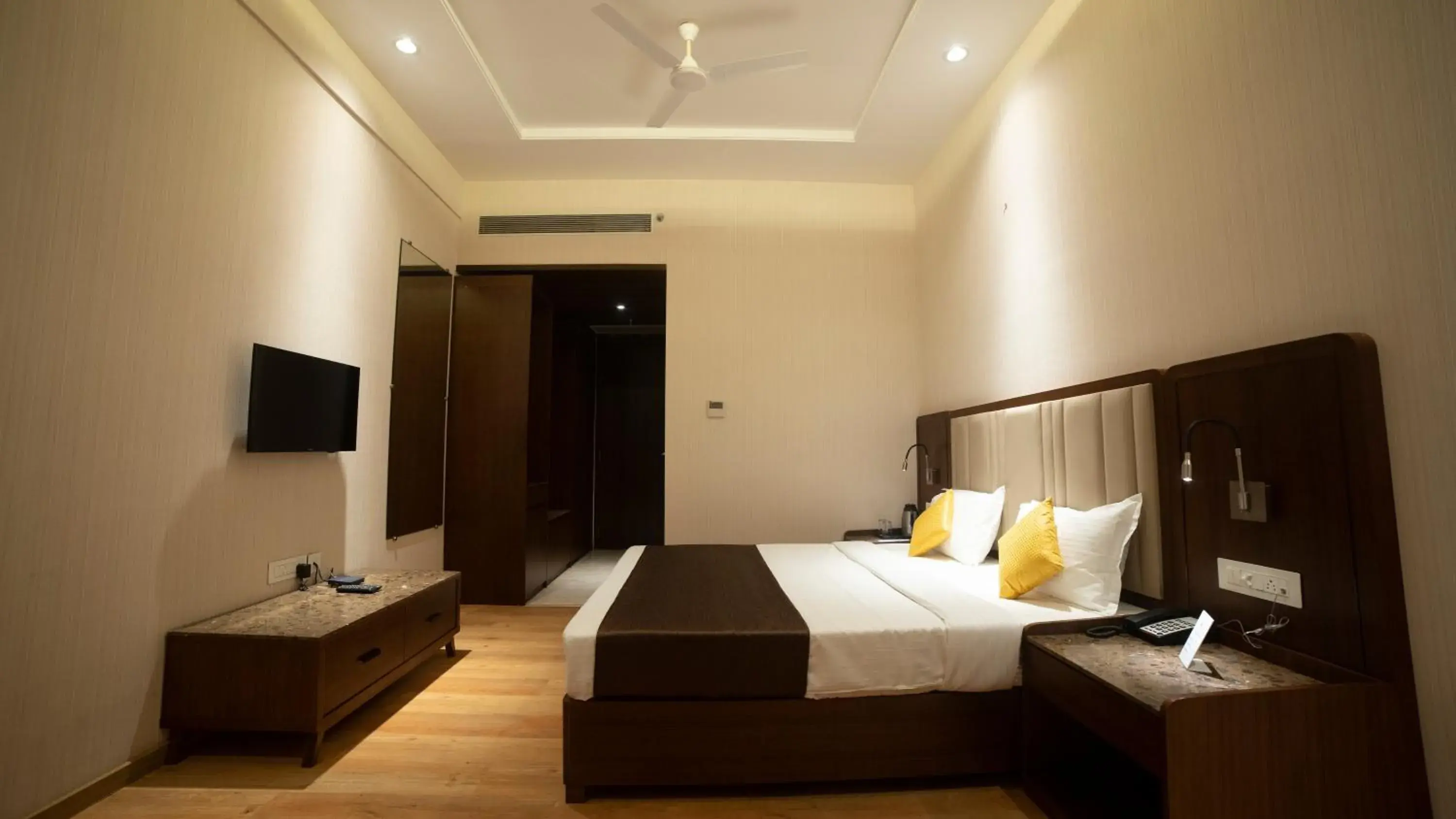 Deluxe Room - single occupancy in HOTEL RAJHANS ABHINANDAN Deluxe Room - single occupancy in HOTEL RAJHANS ABHINANDAN