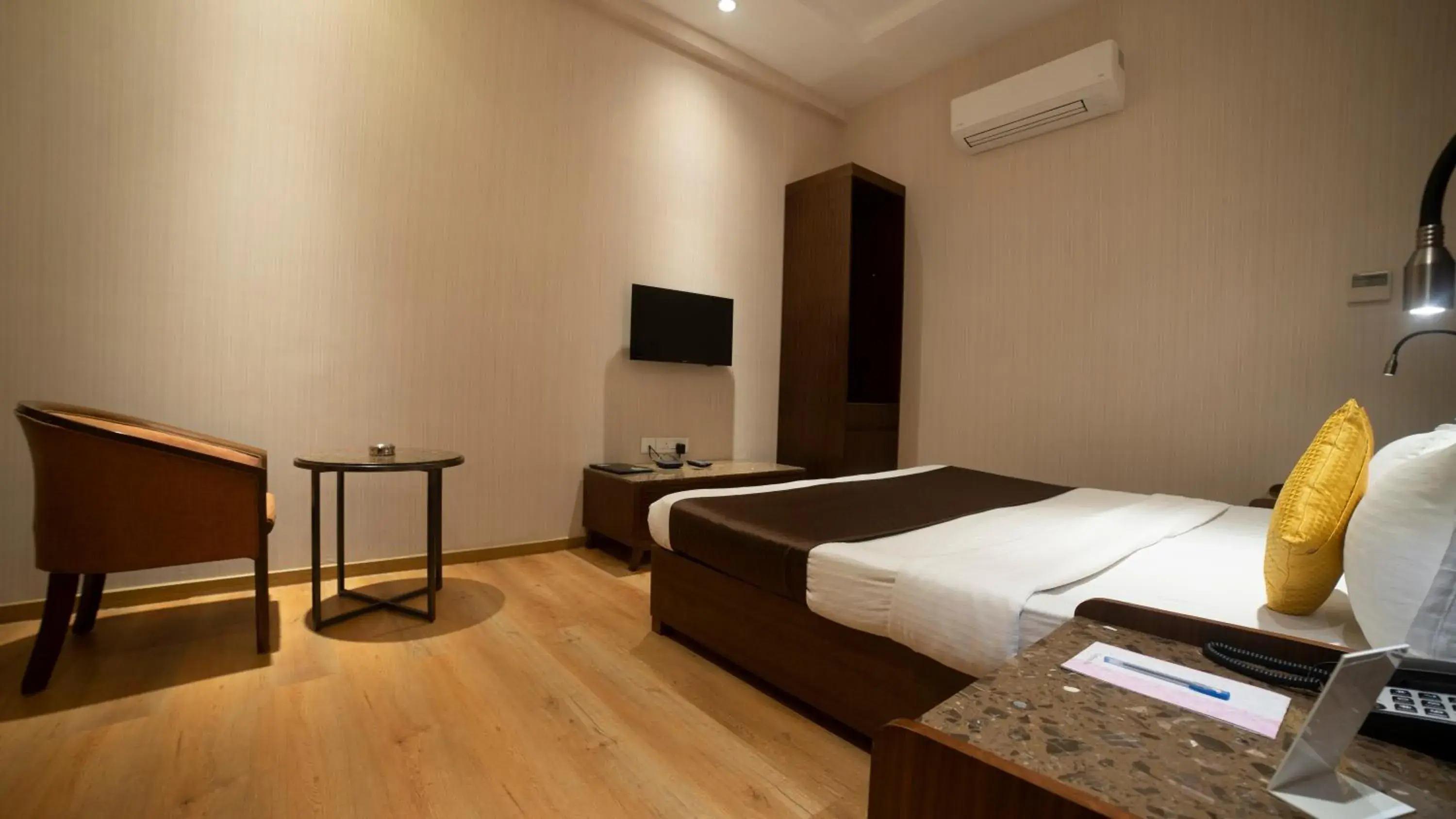 Standard Double Room - single occupancy in HOTEL RAJHANS ABHINANDAN Standard Double Room - single occupancy in HOTEL RAJHANS ABHINANDAN