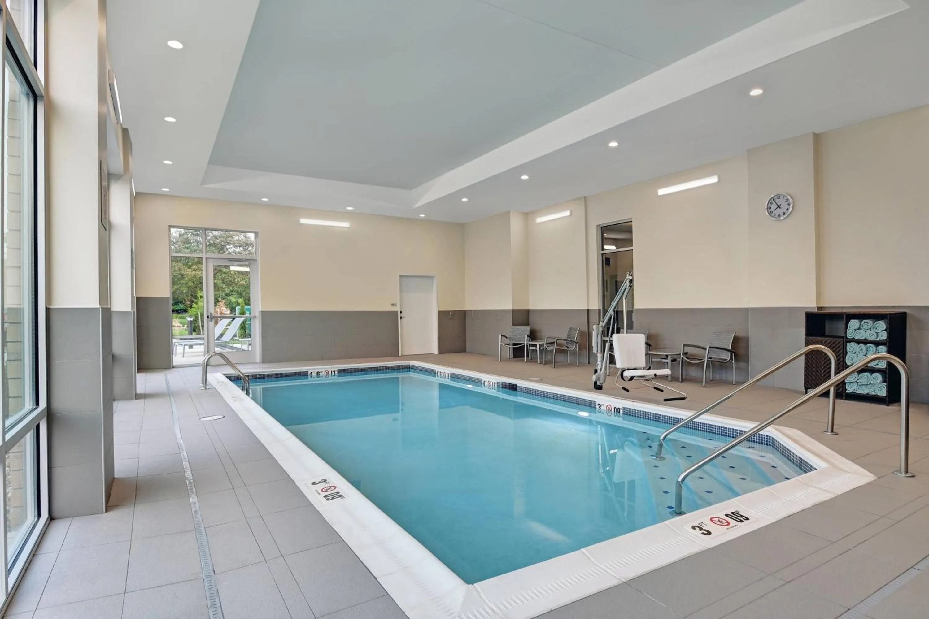 Swimming pool in TownePlace Suites by Marriott Columbus Dublin