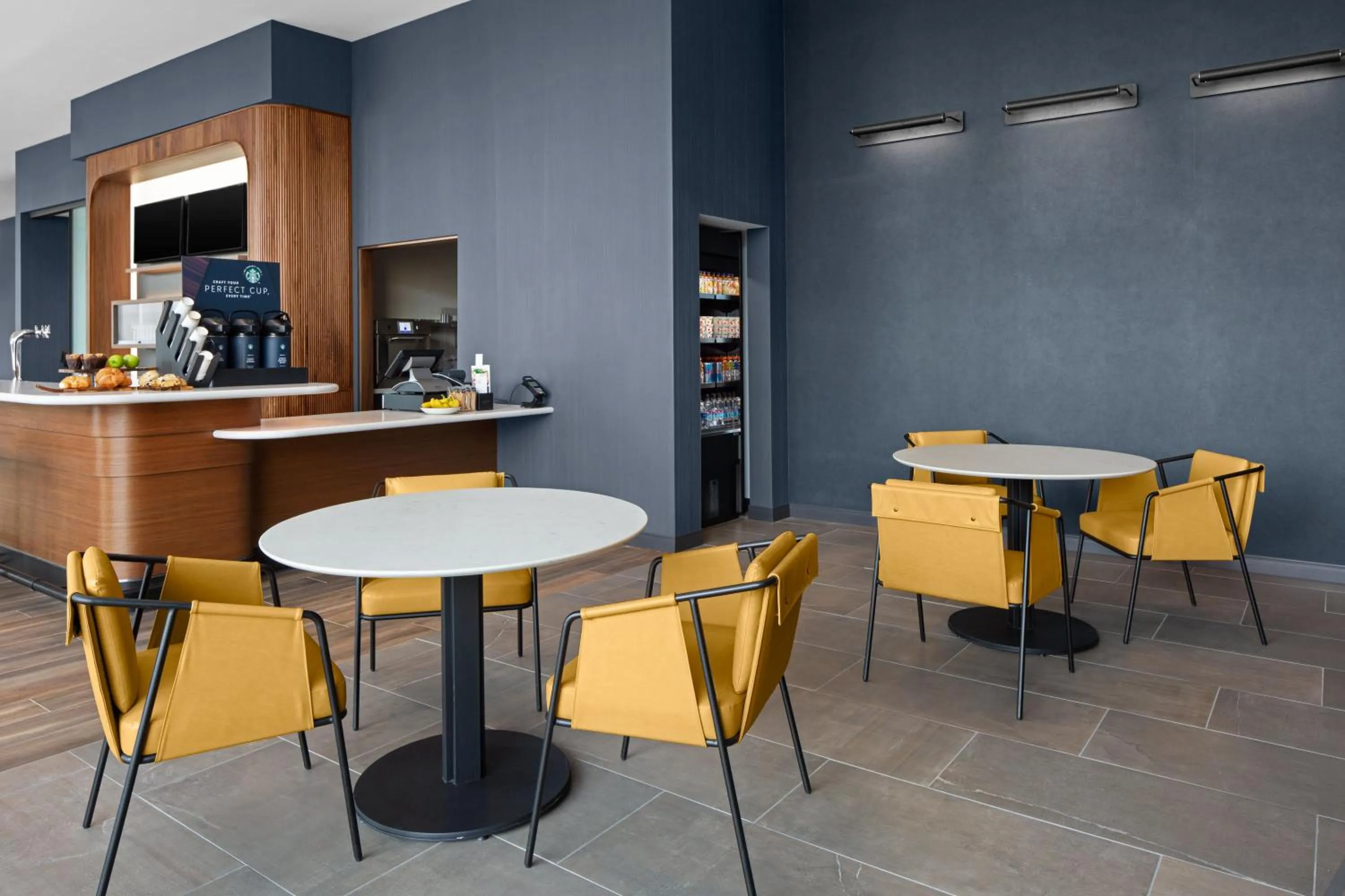 Breakfast in Courtyard by Marriott Lansing Downtown