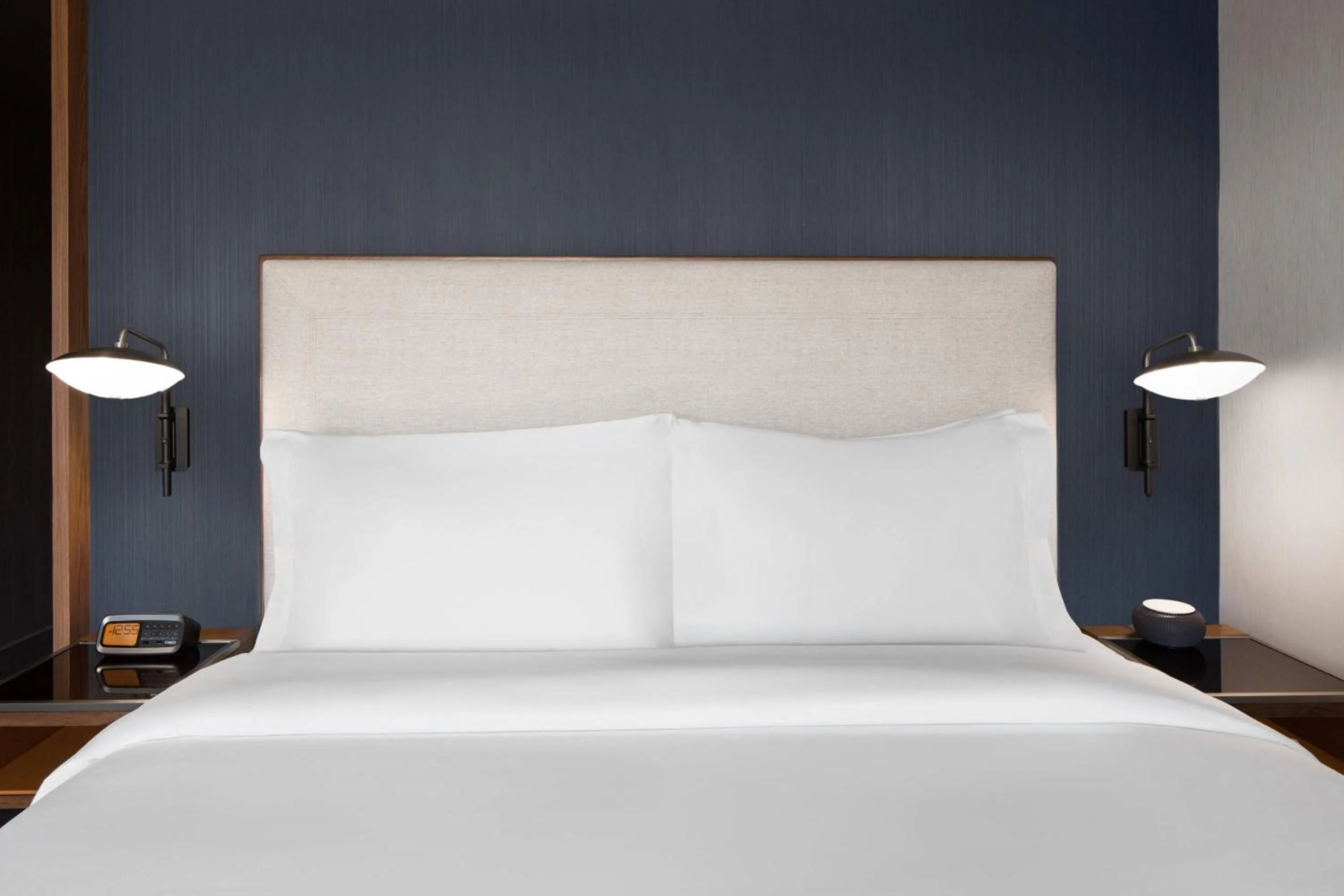 Photo of the whole room, Bed in Courtyard by Marriott Lansing Downtown