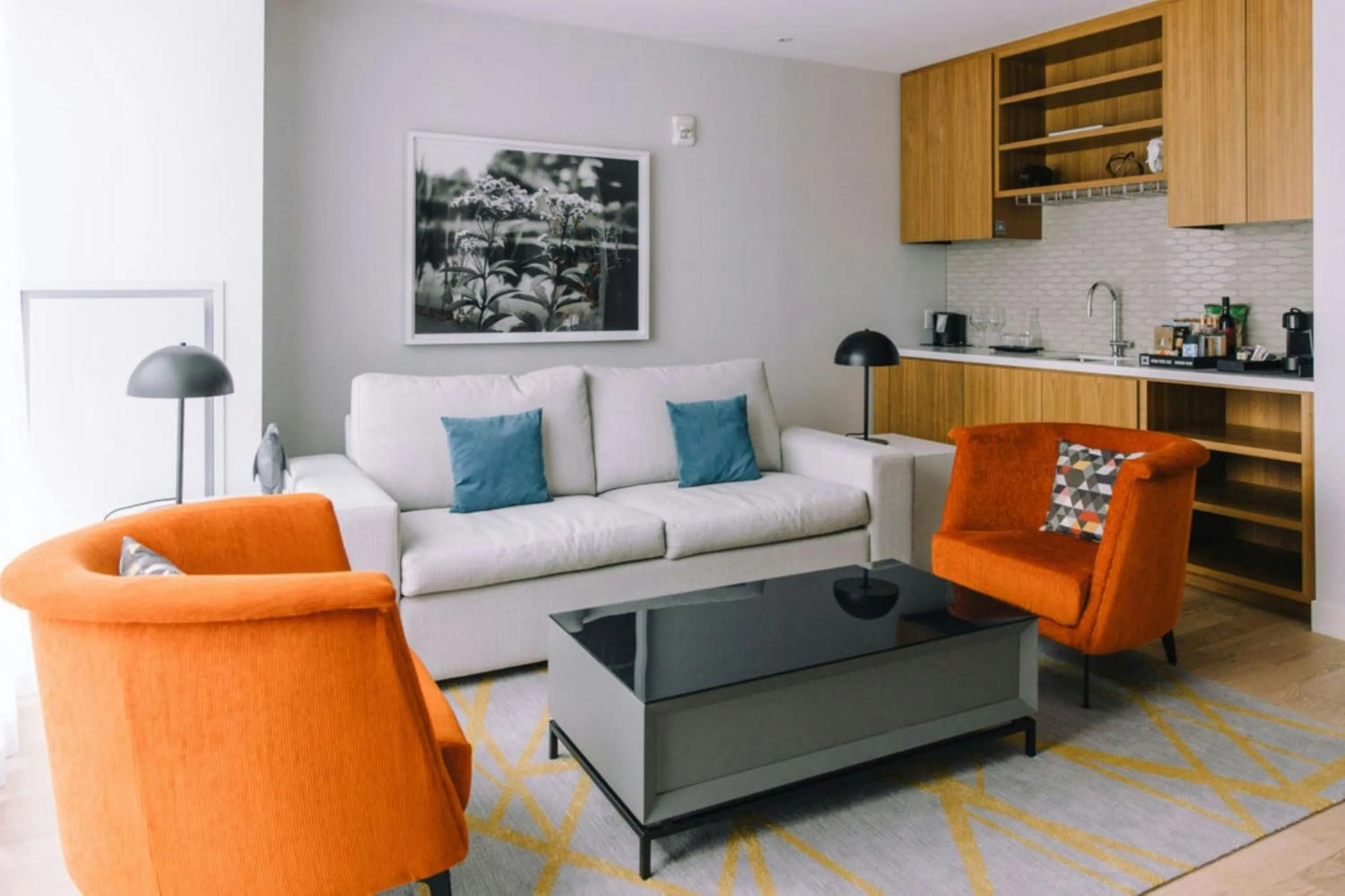 Living room in Humaniti Hotel Montreal, Autograph Collection