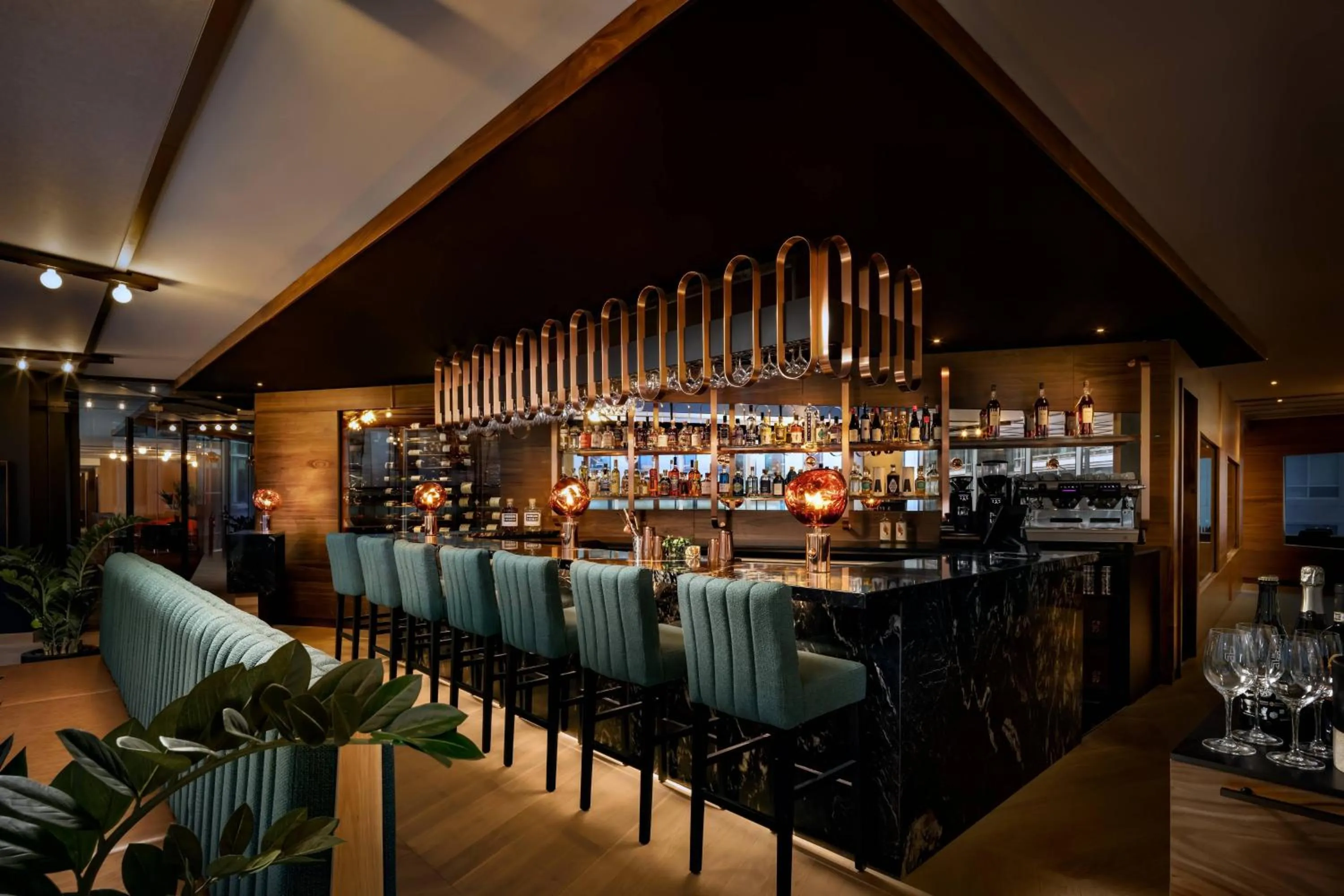 Lounge or bar in Humaniti Hotel Montreal, Autograph Collection