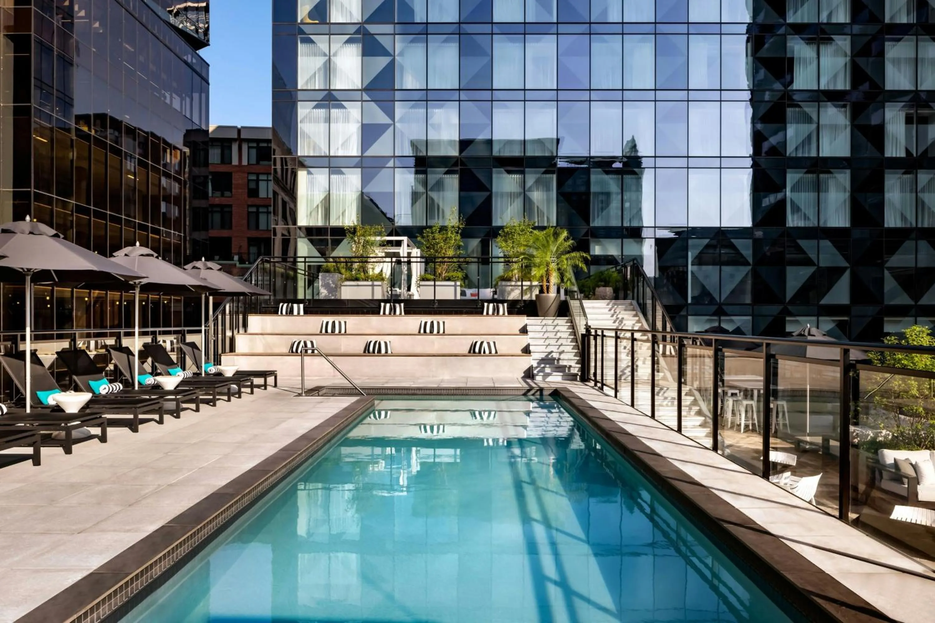 Swimming pool in Humaniti Hotel Montreal, Autograph Collection