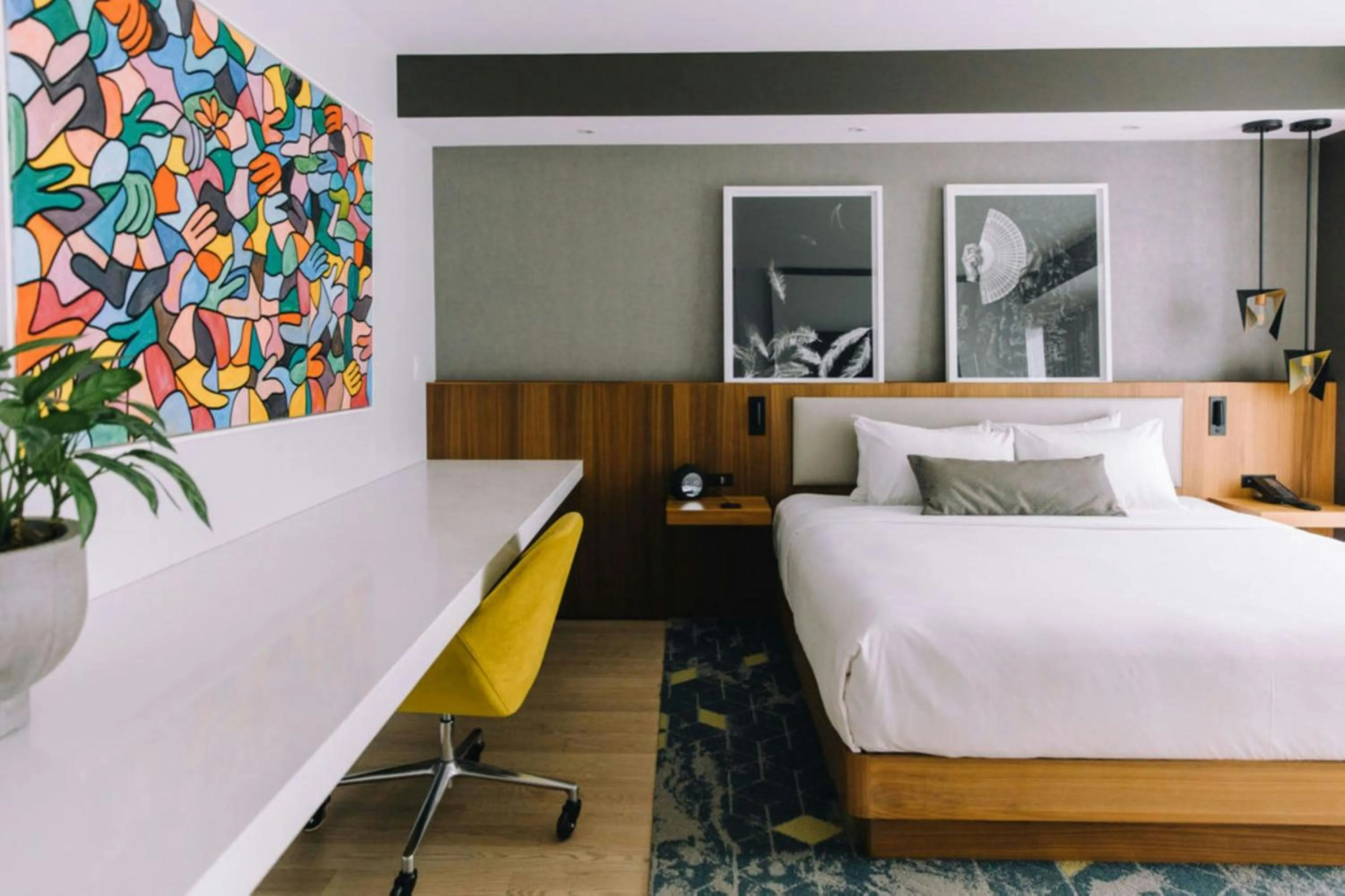 Photo of the whole room, Bed in Humaniti Hotel Montreal, Autograph Collection