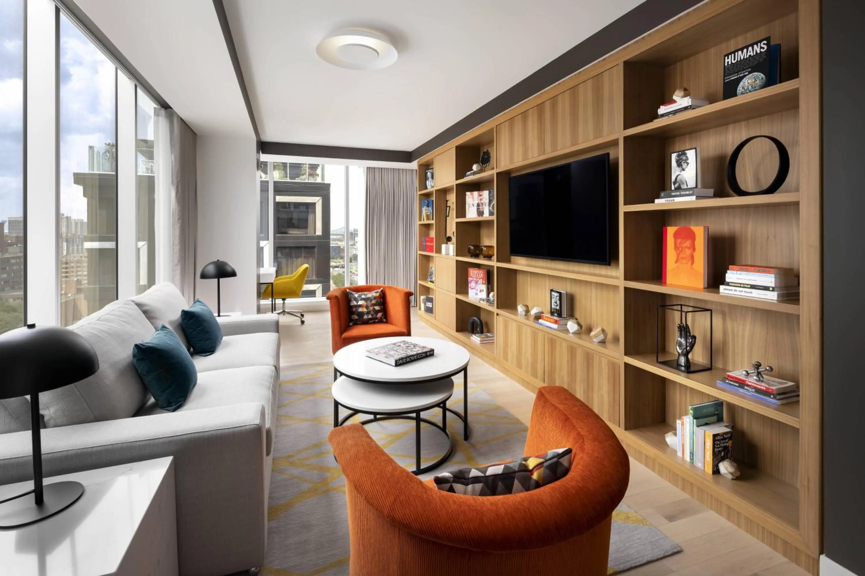 Living room in Humaniti Hotel Montreal, Autograph Collection