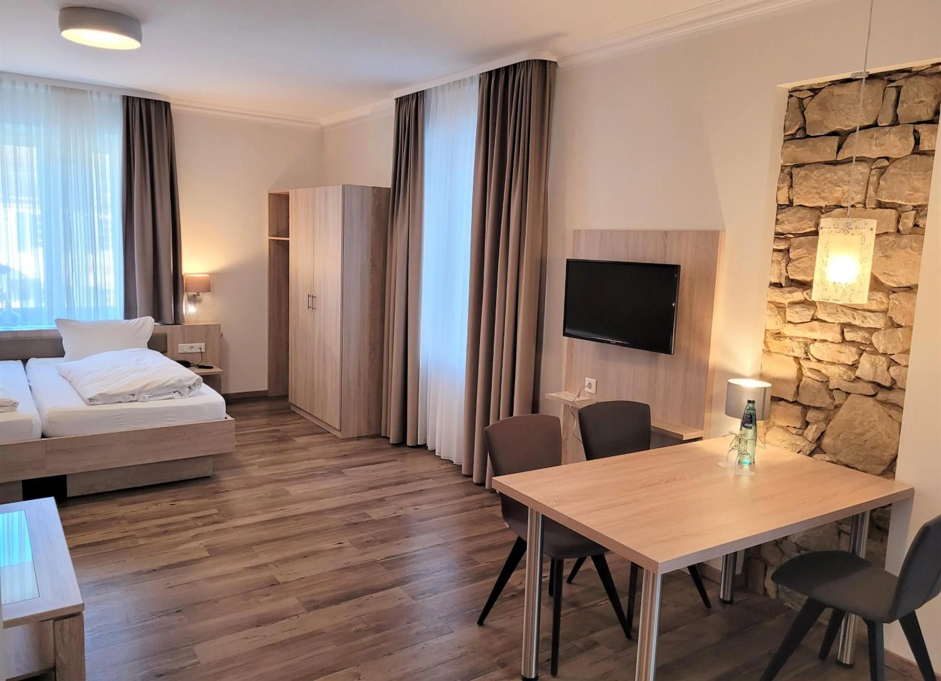 TV and multimedia, Bed in Hotel Rössle