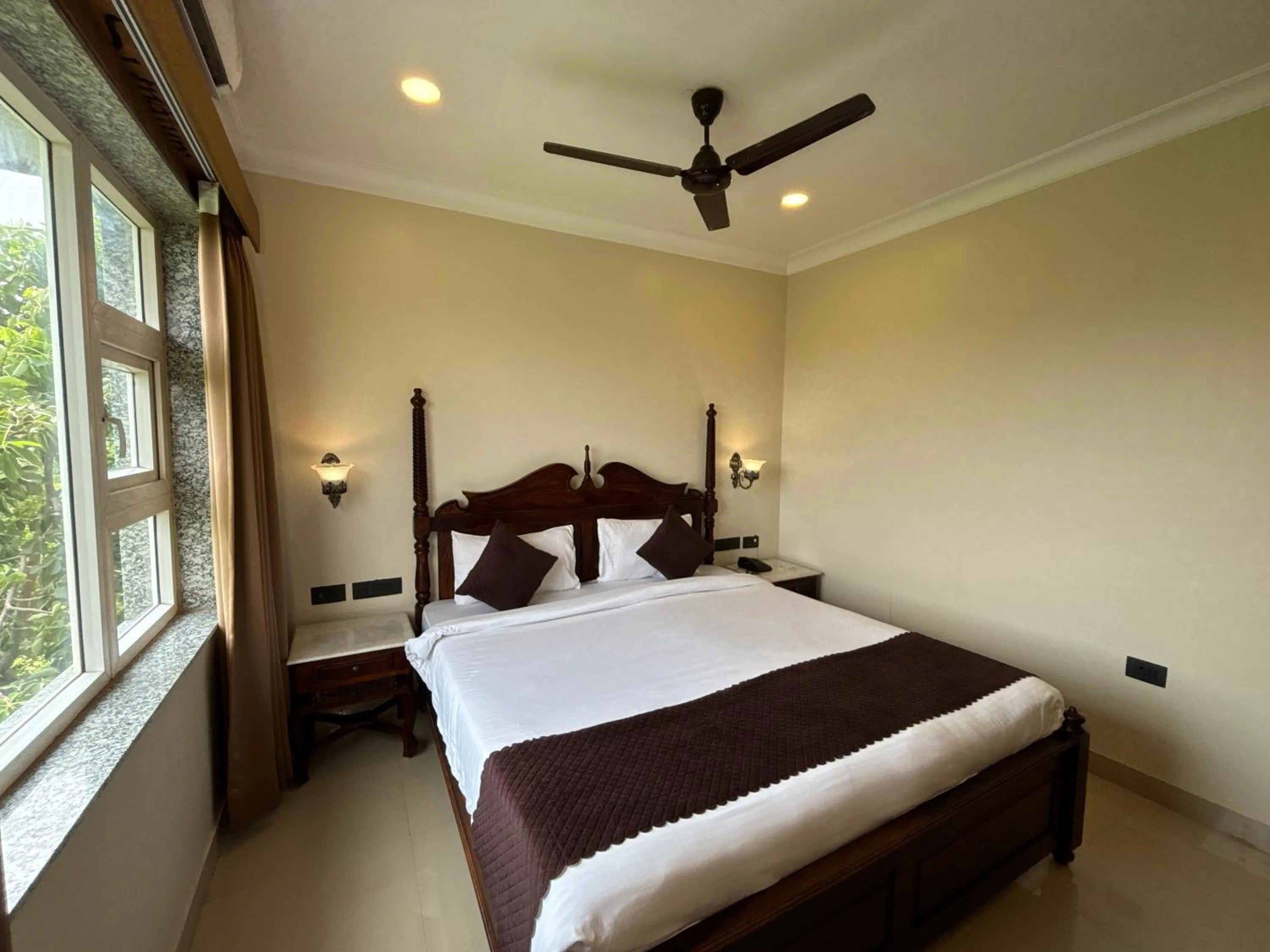 Bed in The Taj Vista Agra -walking distance to Taj Mahal