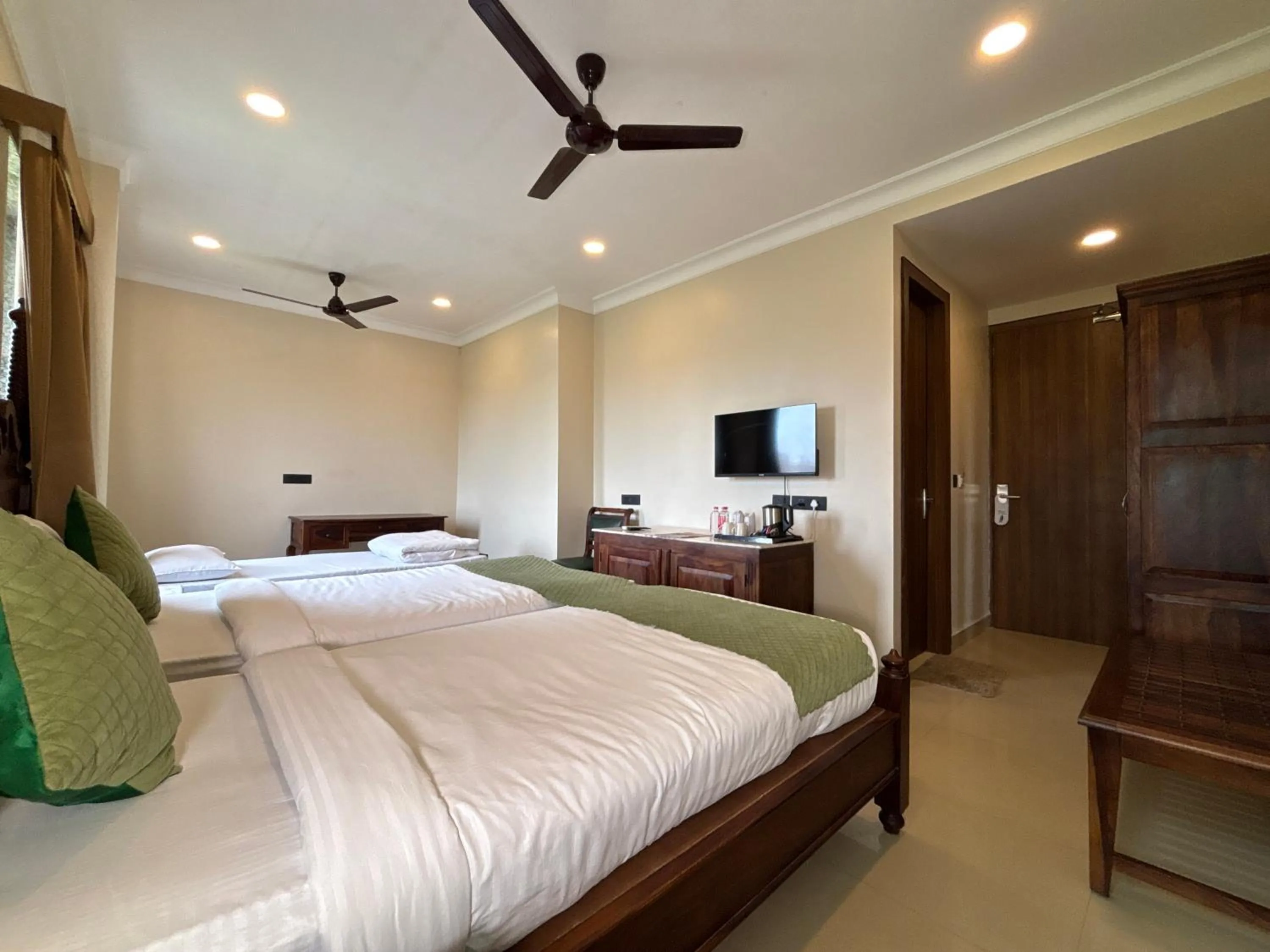 Bed in The Taj Vista Agra -walking distance to Taj Mahal