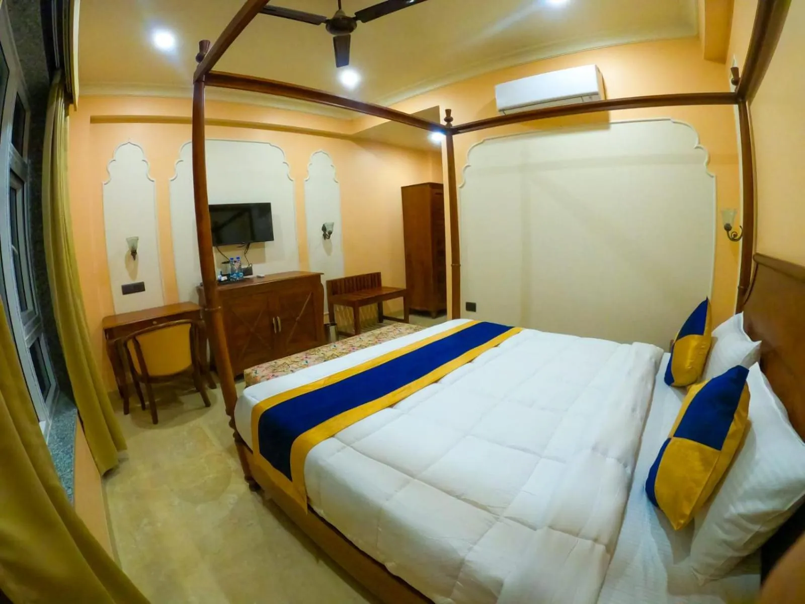 Bed in The Taj Vista Agra -walking distance to Taj Mahal