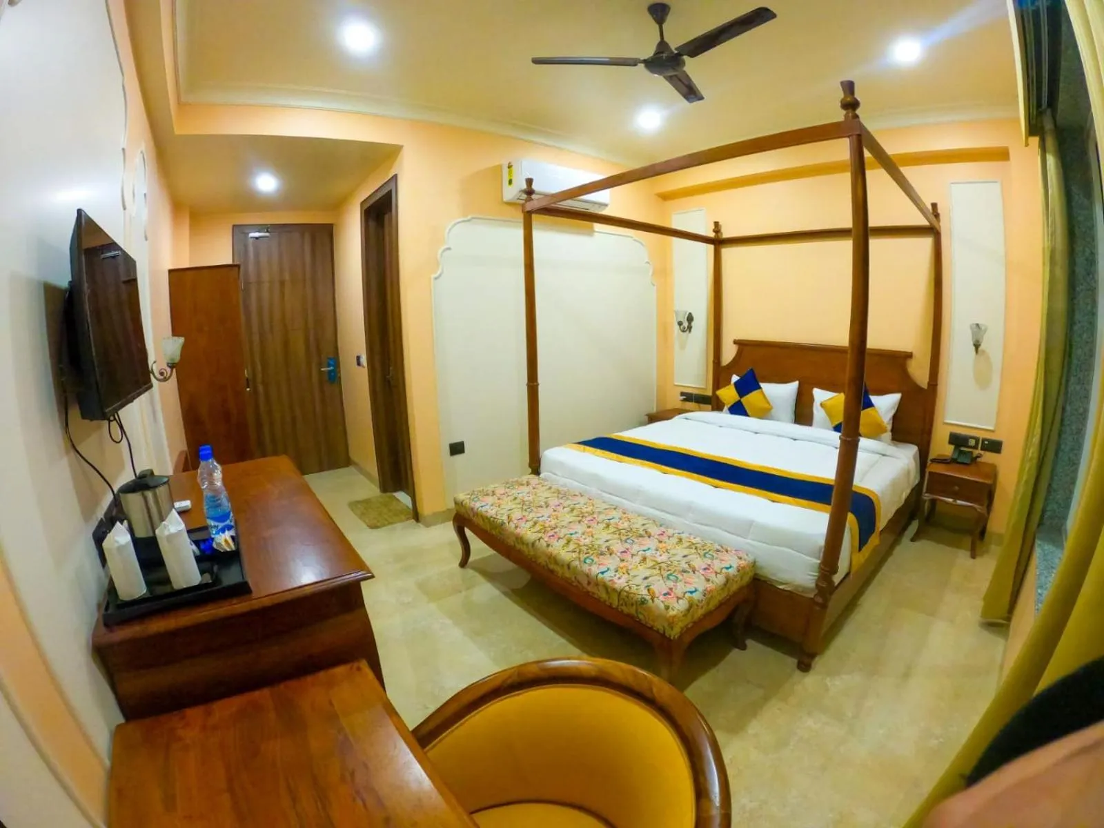 Bed in The Taj Vista Agra -walking distance to Taj Mahal