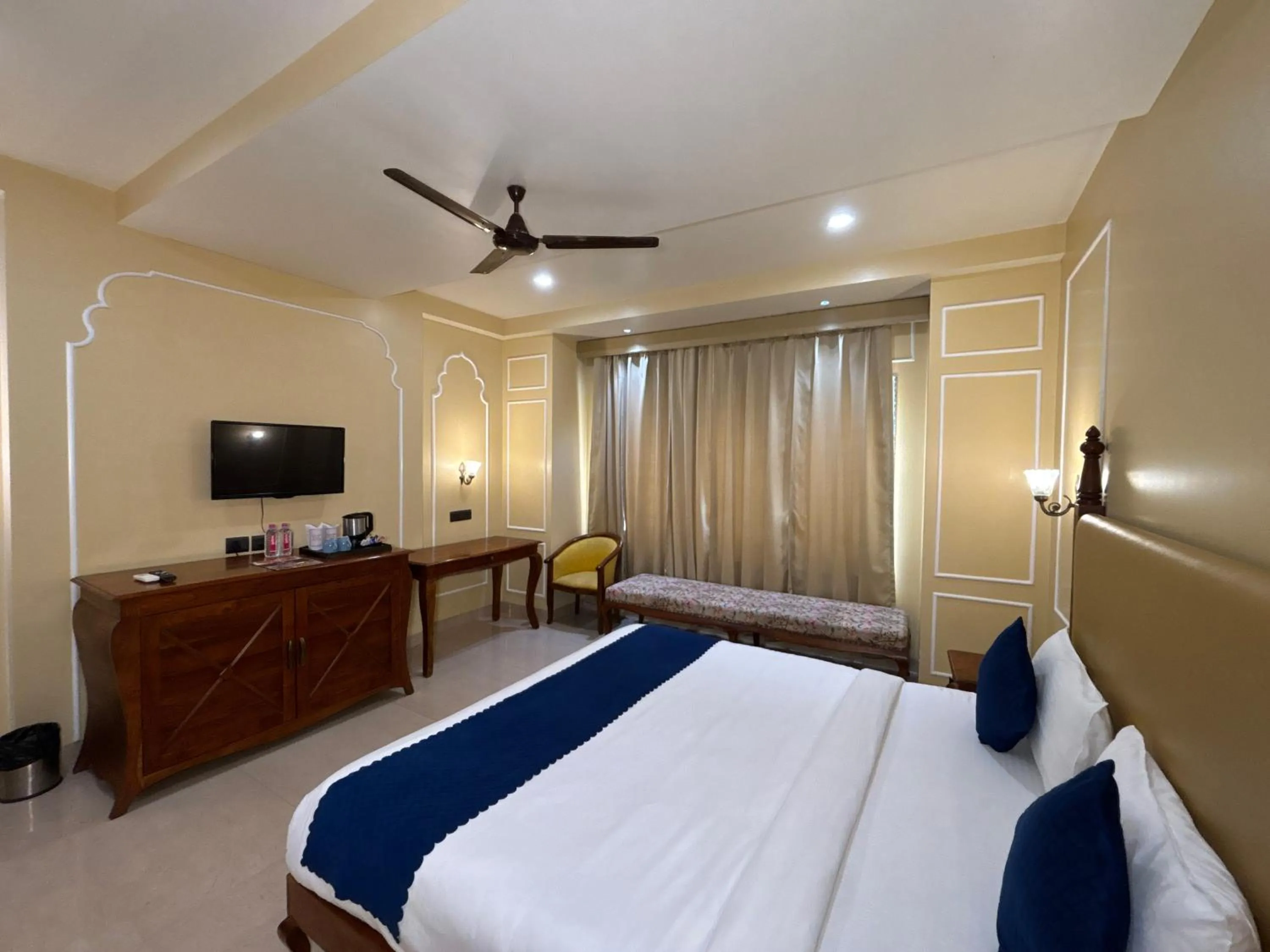 Bed in The Taj Vista Agra -walking distance to Taj Mahal