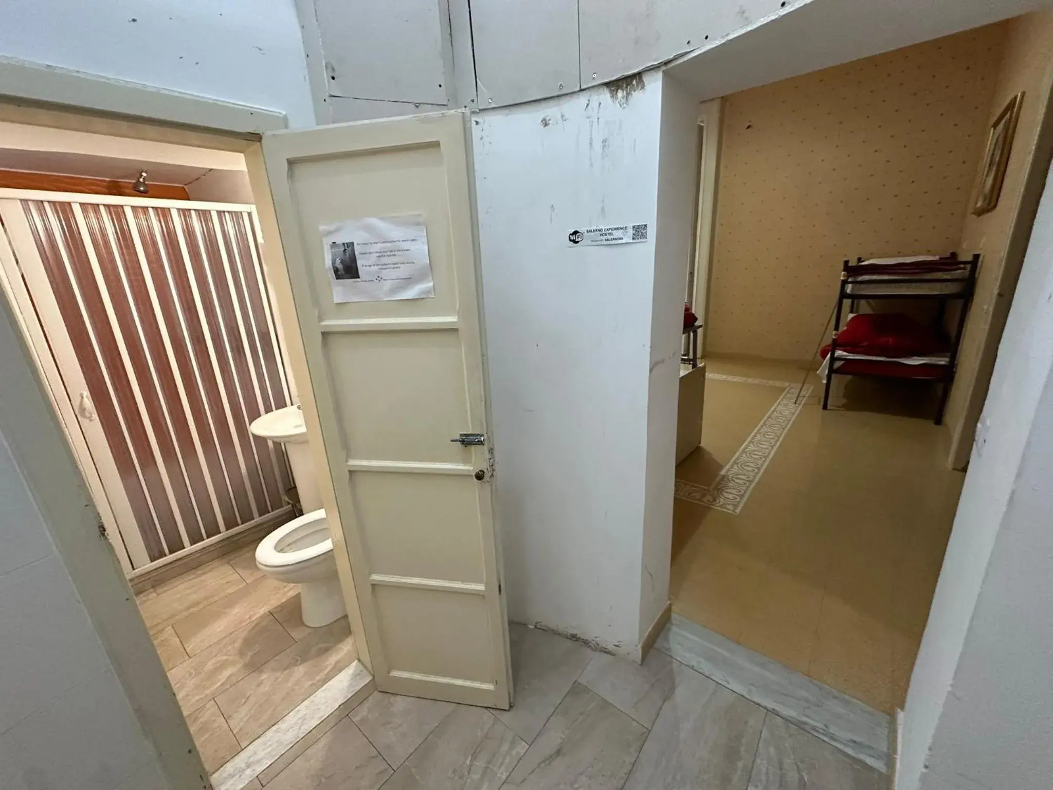 Bed in 8-Bed Mixed Dormitory Room in Salerno Experience Hostel Bed in 8-Bed Mixed Dormitory Room in Salerno Experience Hostel