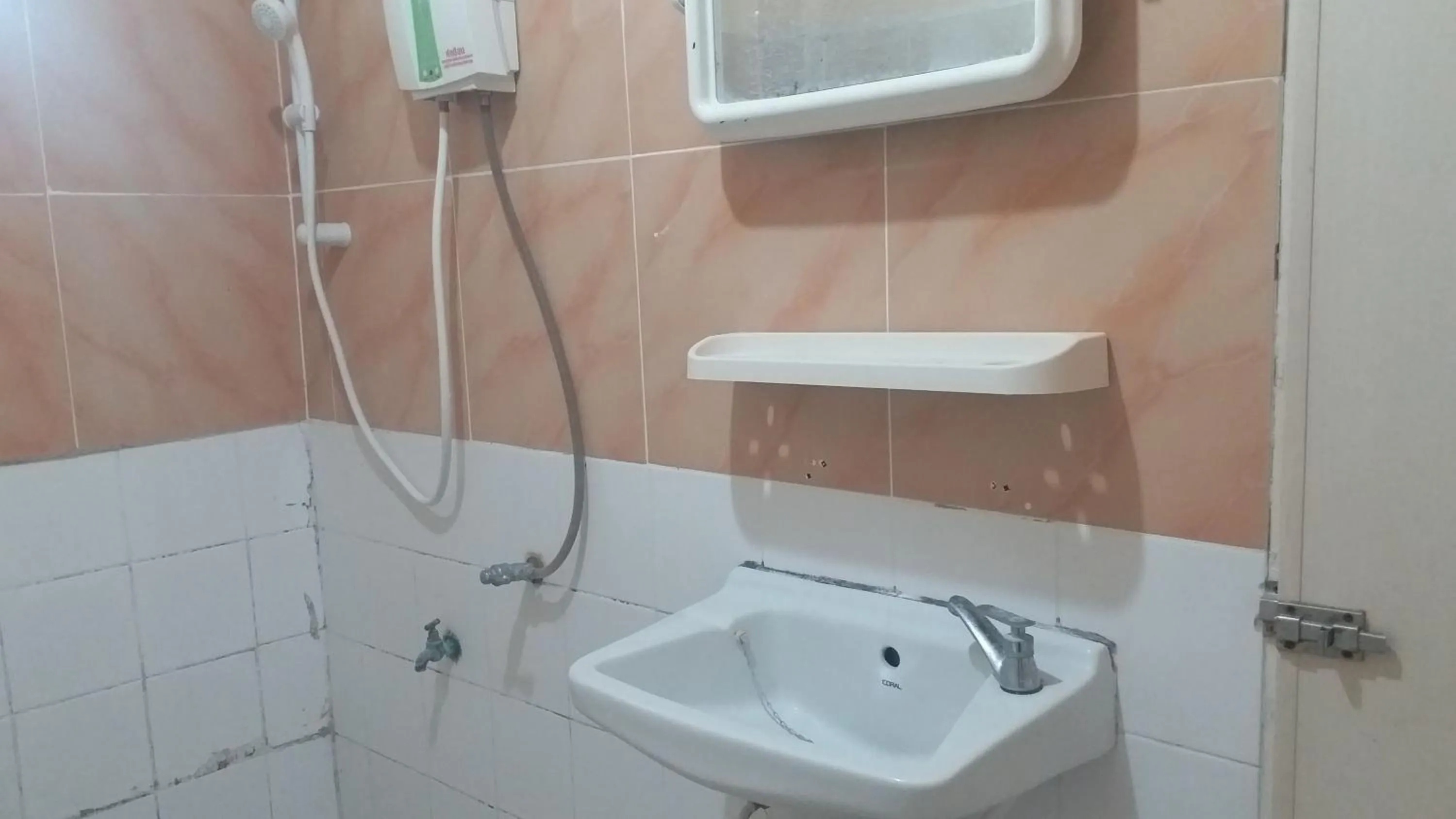 Bathroom in The 99 Inn Hotel