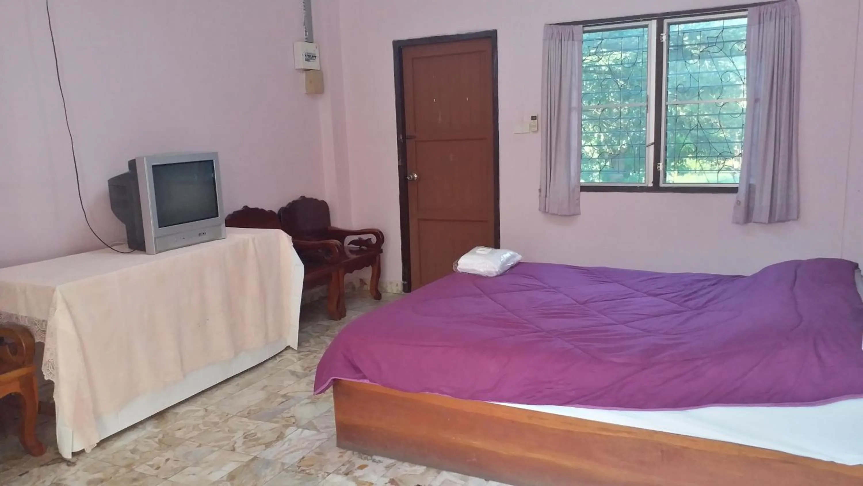 Photo of the whole room, Bed in The 99 Inn Hotel