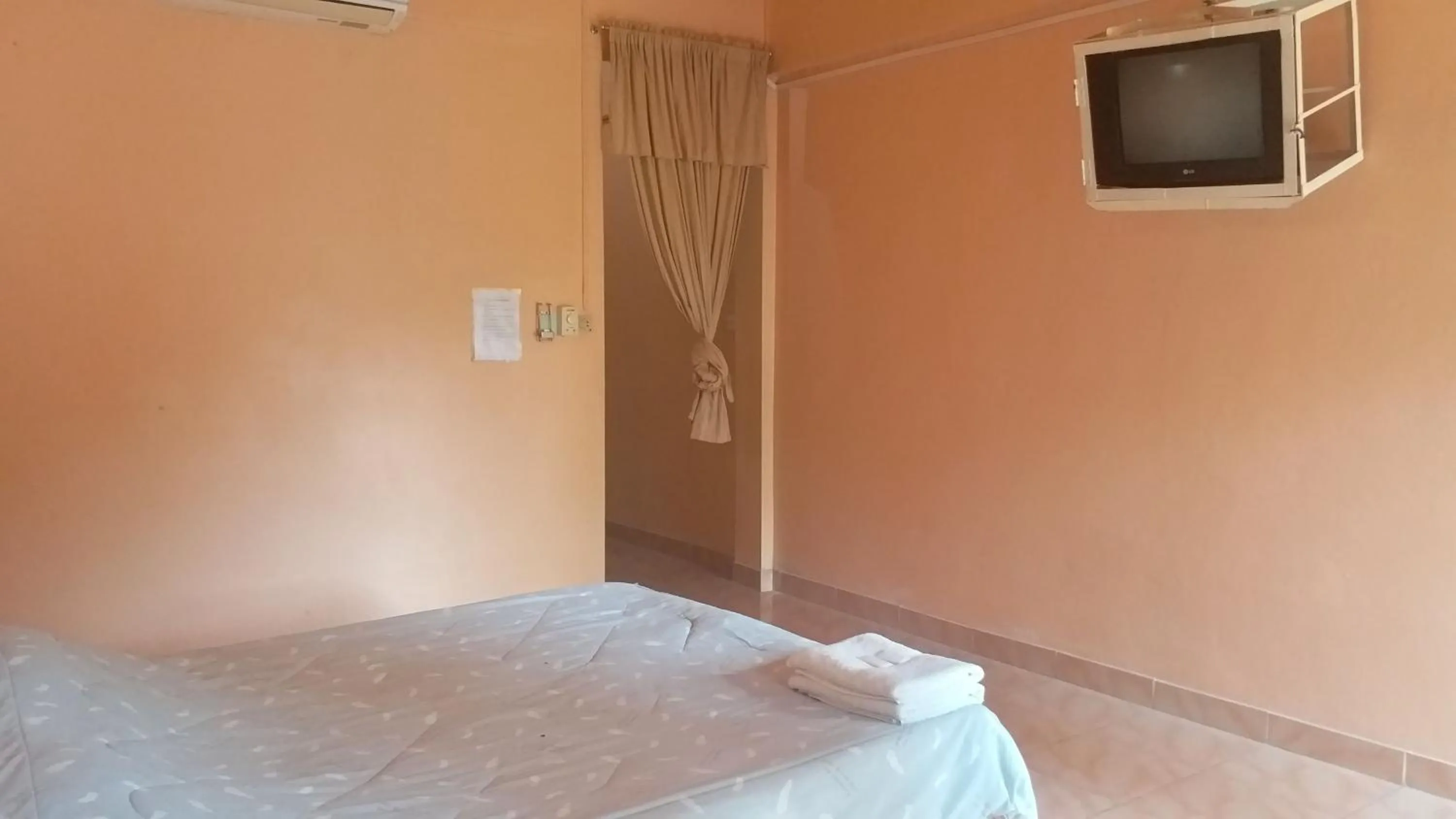 Photo of the whole room, Bed in The 99 Inn Hotel