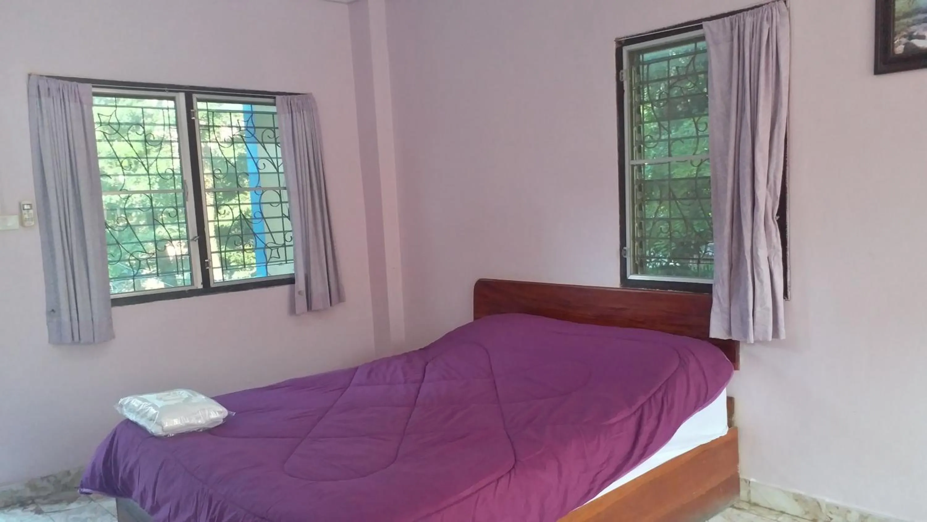 Photo of the whole room, Bed in The 99 Inn Hotel