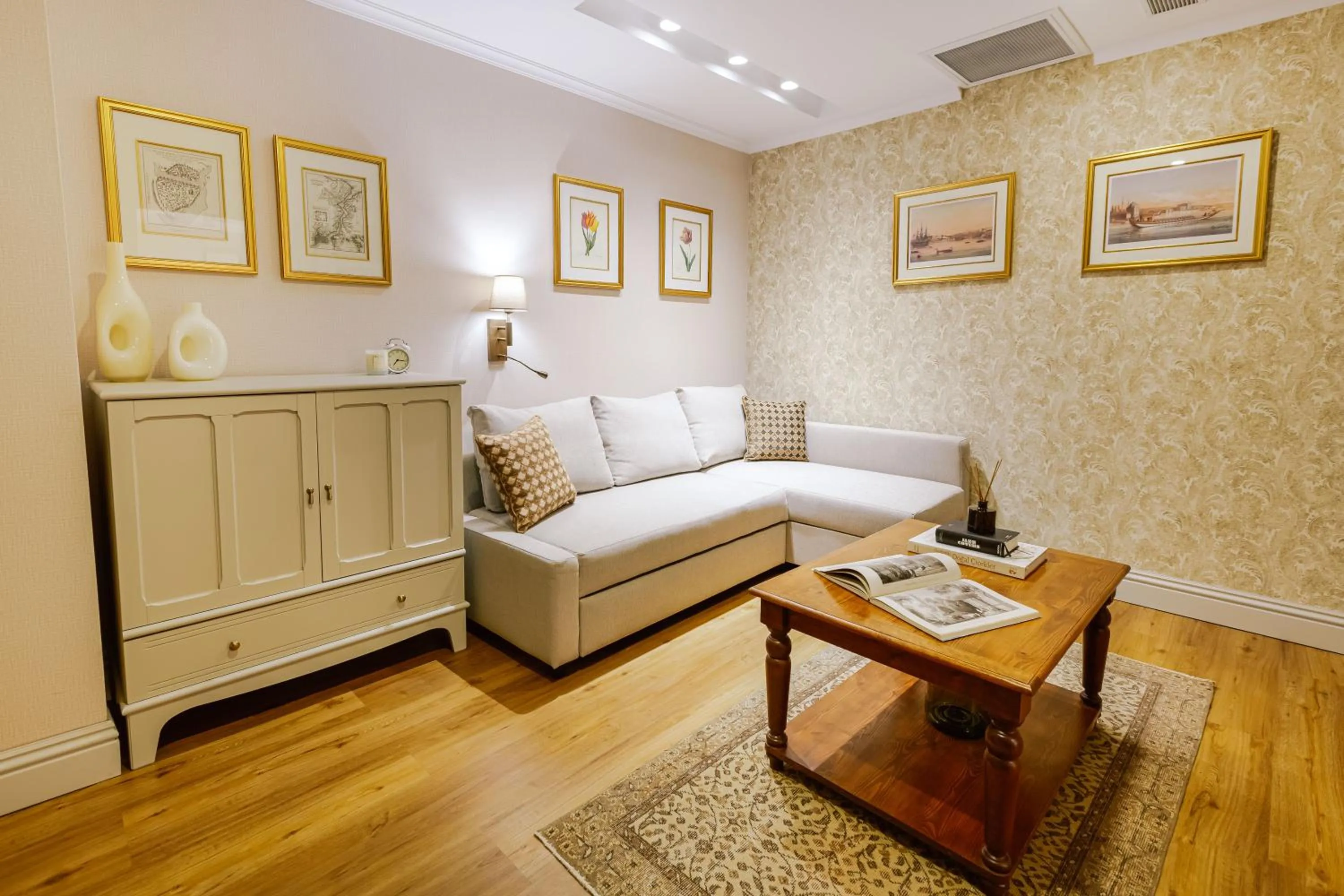 Living room, Bed in Delita City Hotel