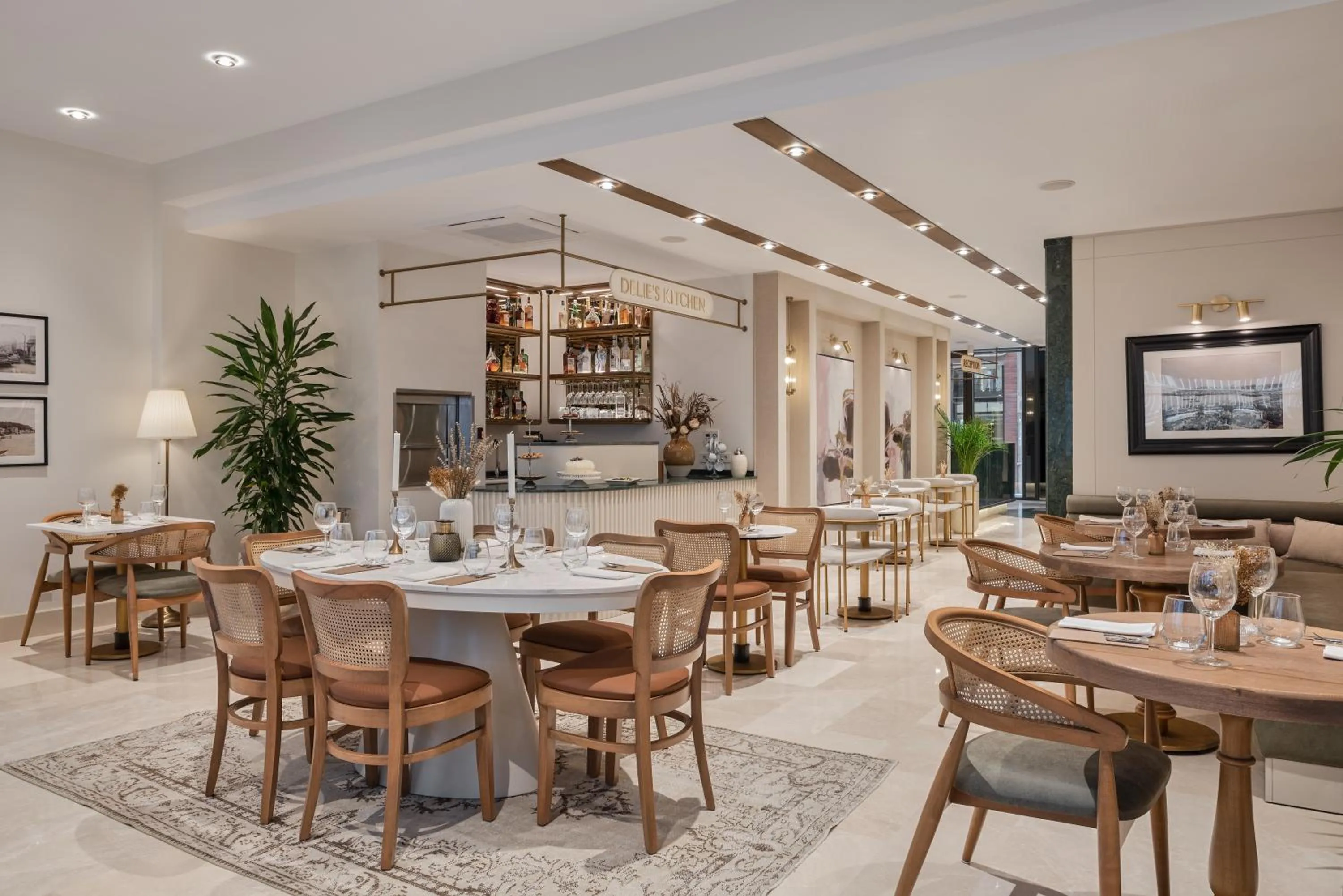 Restaurant/places to eat in Delita City Hotel