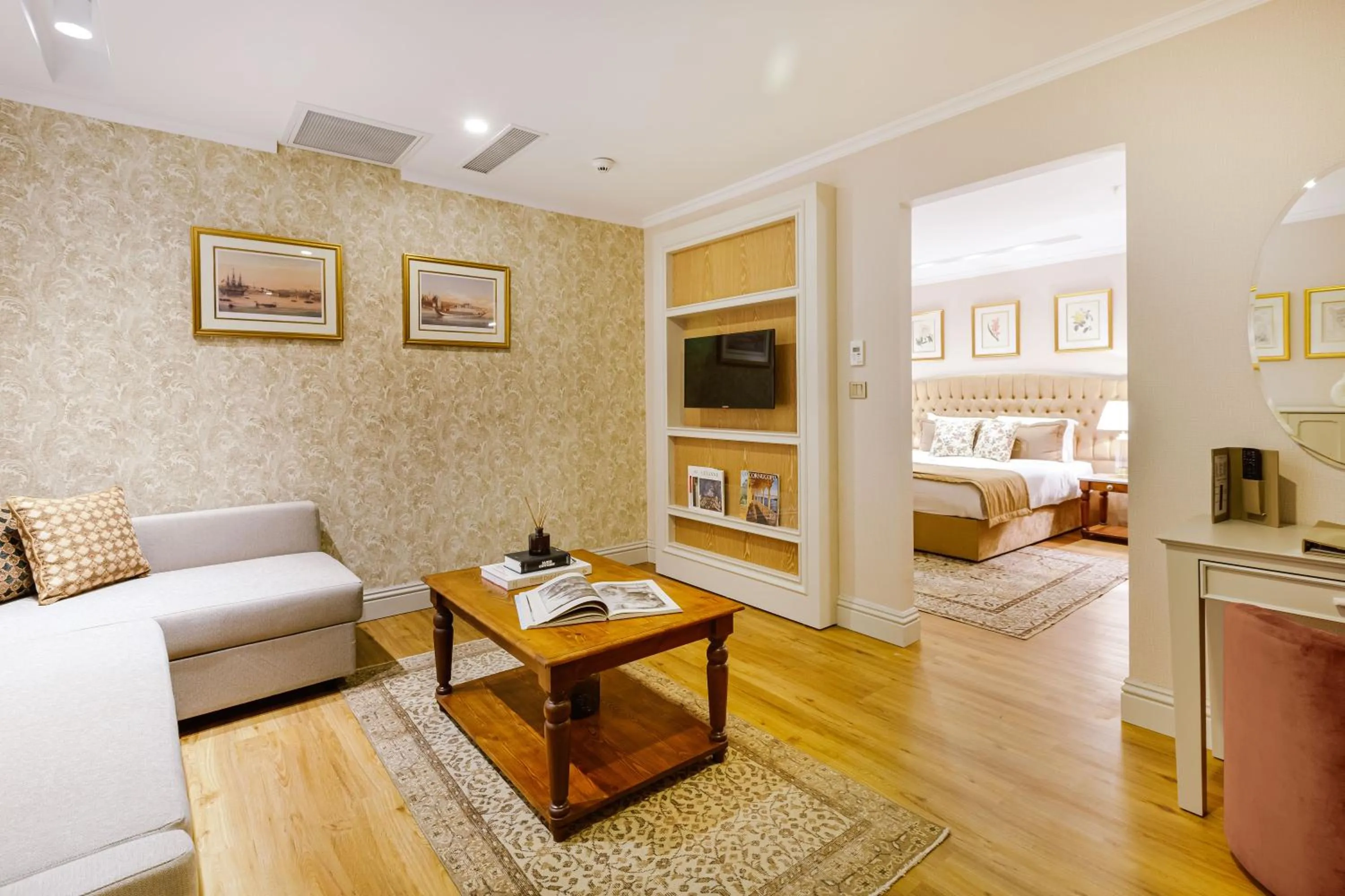 Living room, Bed in Delita City Hotel