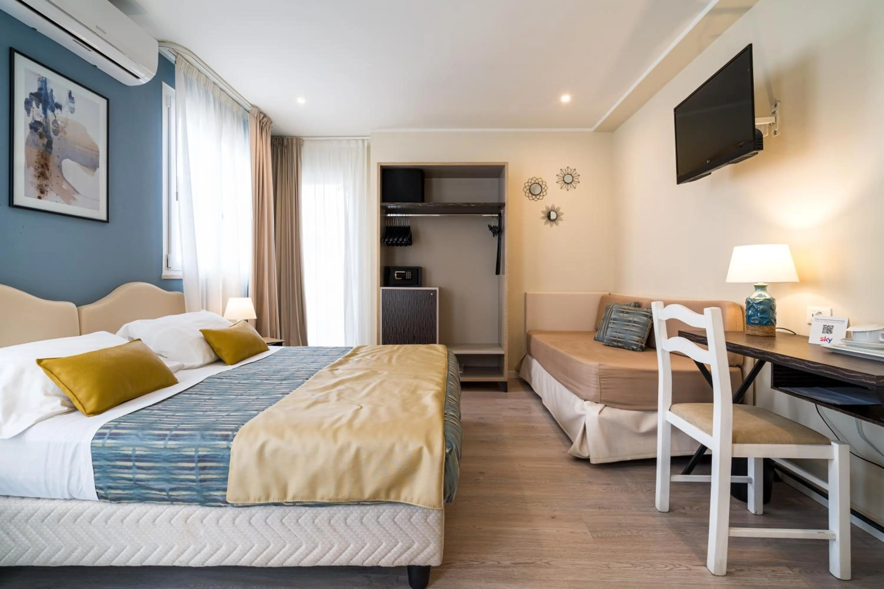 Photo of the whole room, Bed in Hotel Rivage Taormina